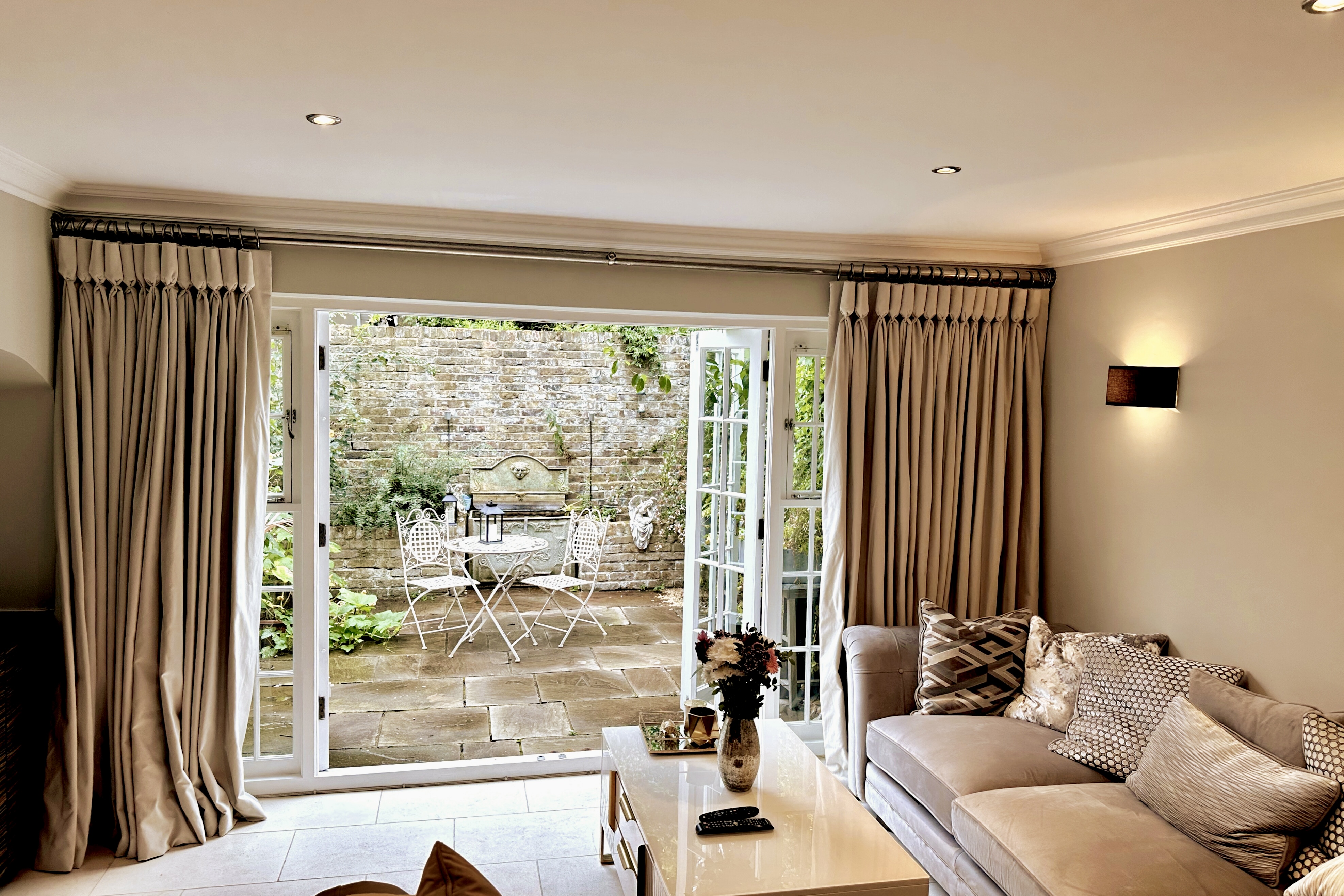 House Helm Belgrave Belgravia: Charming 2-Bedroom House with Hot Tub, Belgravia, London