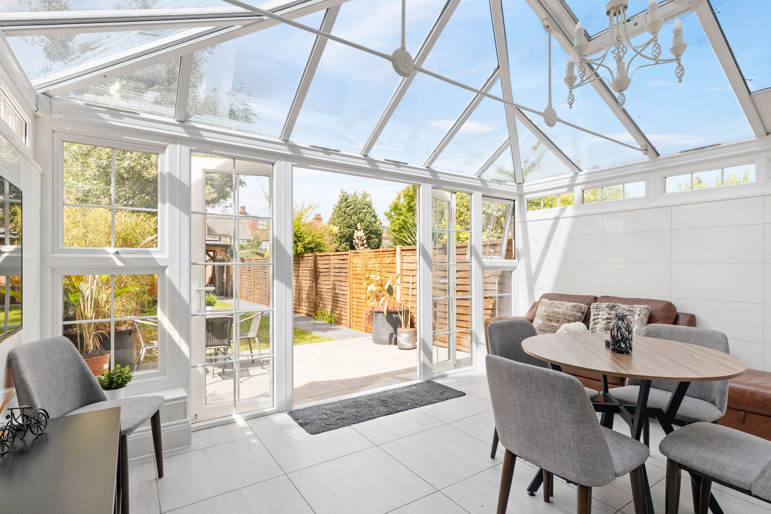House Elsyng Wood Green: Spacious 4-Bedroom Townhouse with Hot Tub and BBQ, Wood Green London