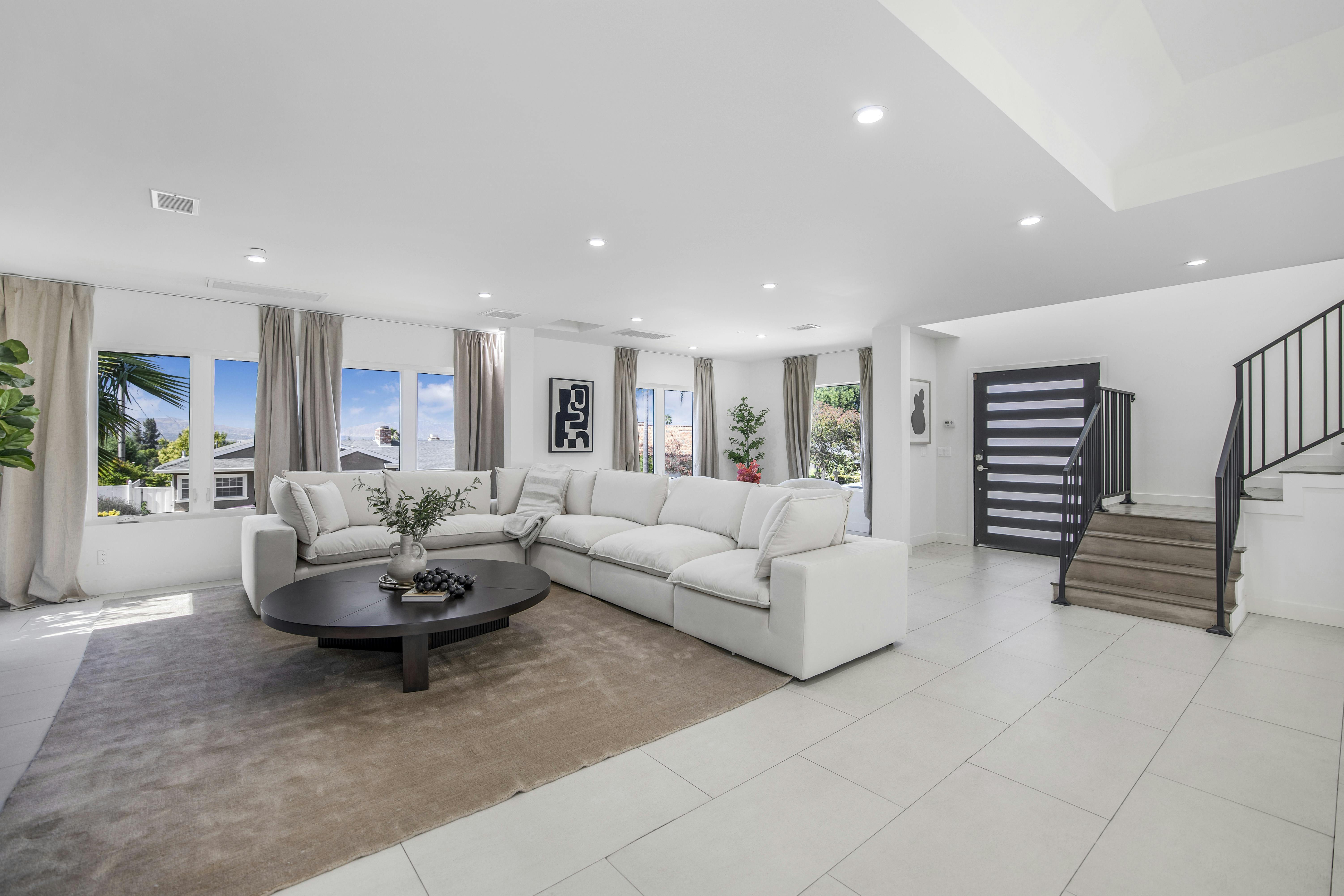 Villa Zephyros Balboa Encino: Luxury 4-Bedroom House with Family-Friendly Features, Encino