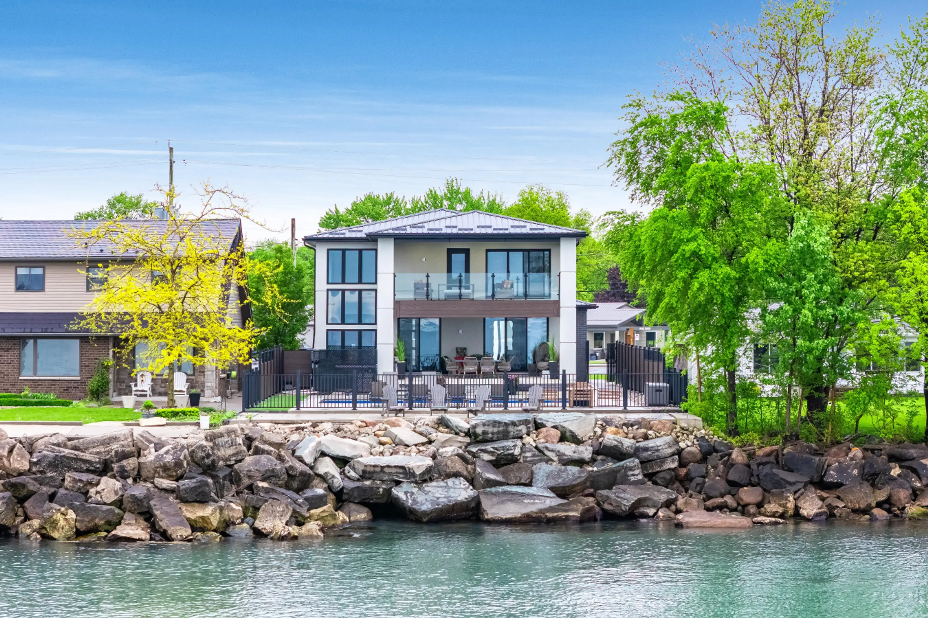House Erie Essex: Spacious 6-Bedroom House with Lake Views and Pool, Essex County