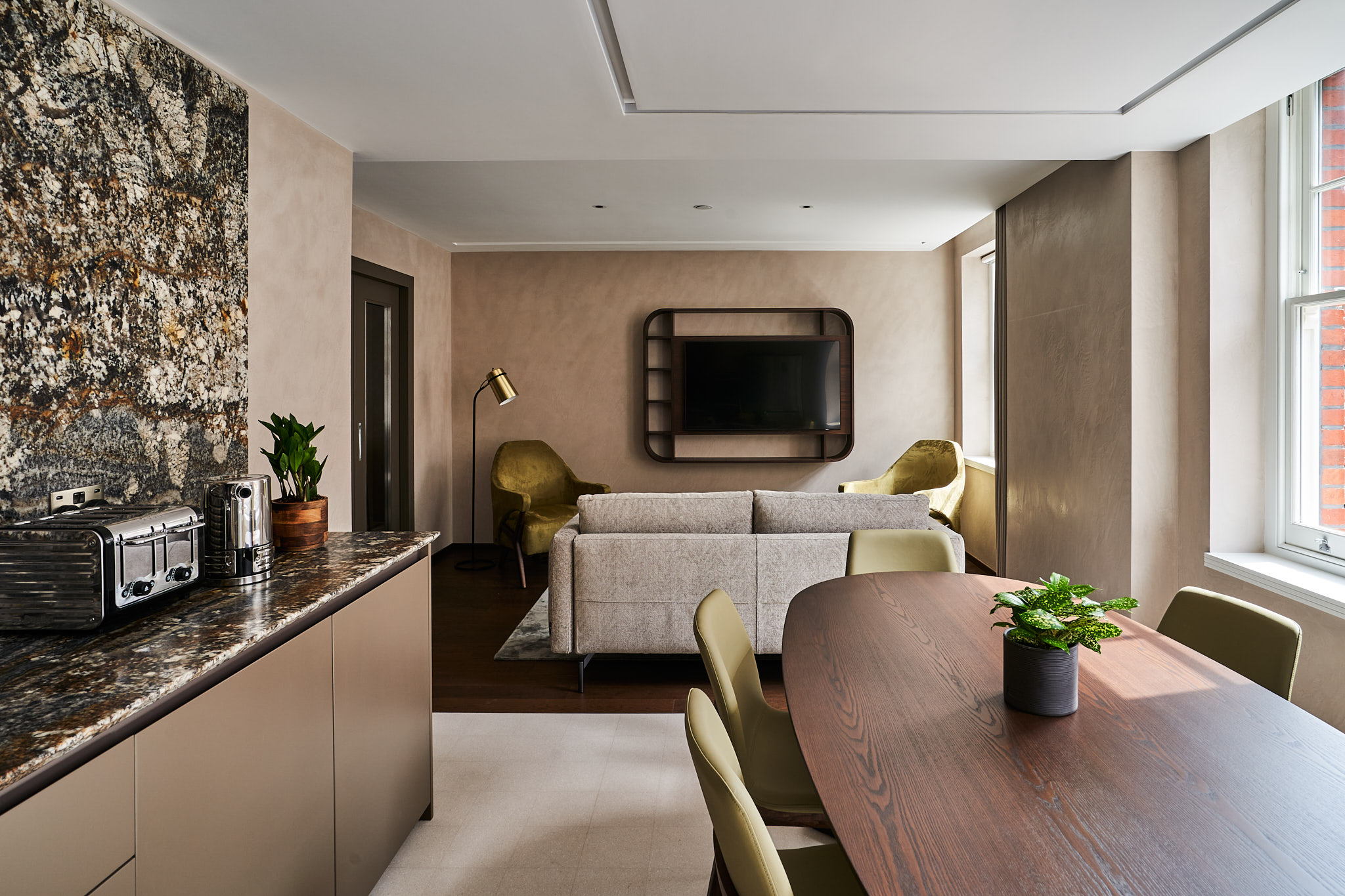 House Gloaming Charlotte Fitzrovia: Elegant 3-Bedroom Apartment with Family-Friendly Features, Fitzrovia
