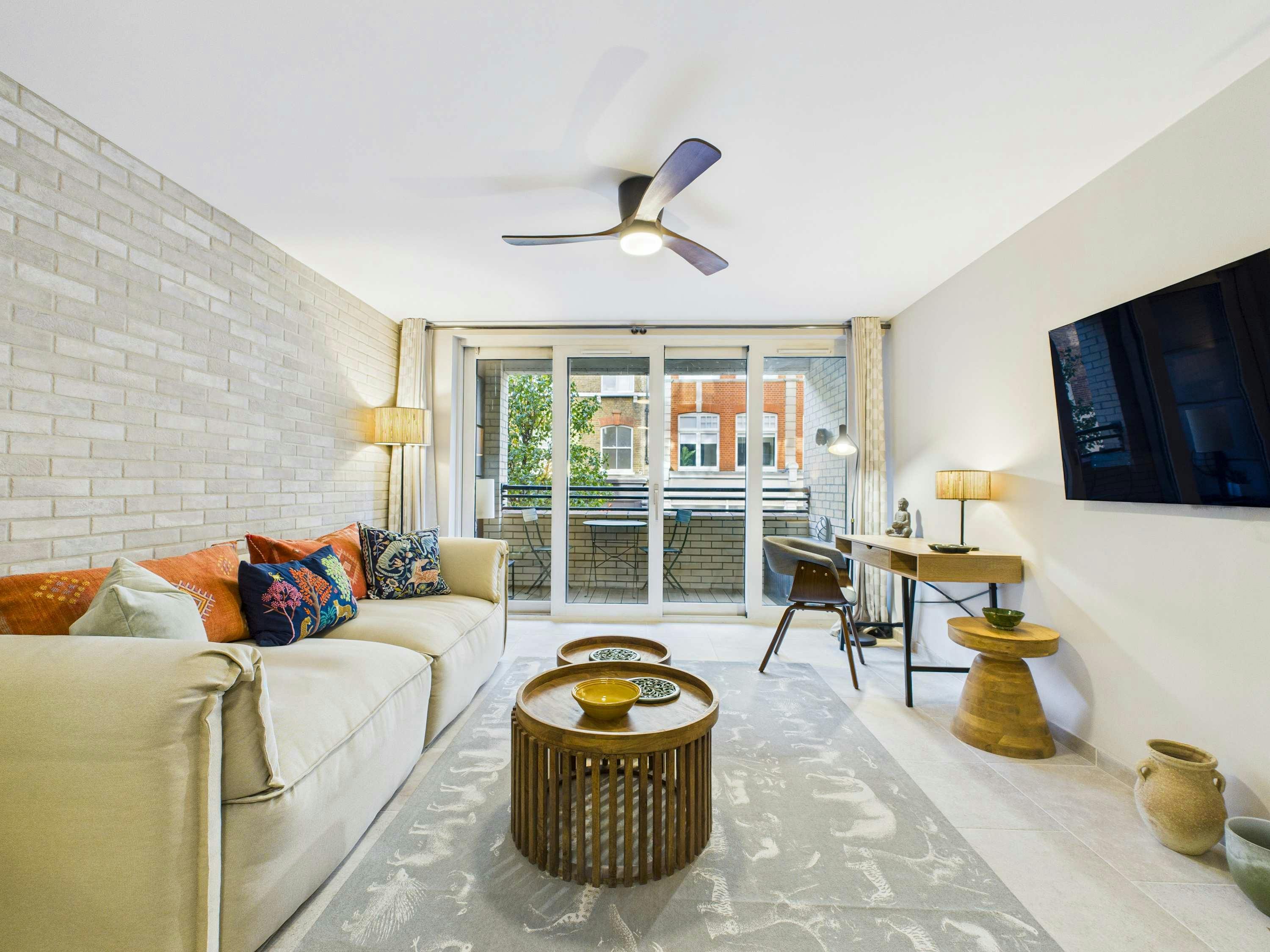 House Helm Tottenham Fitzrovia: Chic 2-Bedroom Apartment Rental with Balcony and Workspace, Fitzrovia London