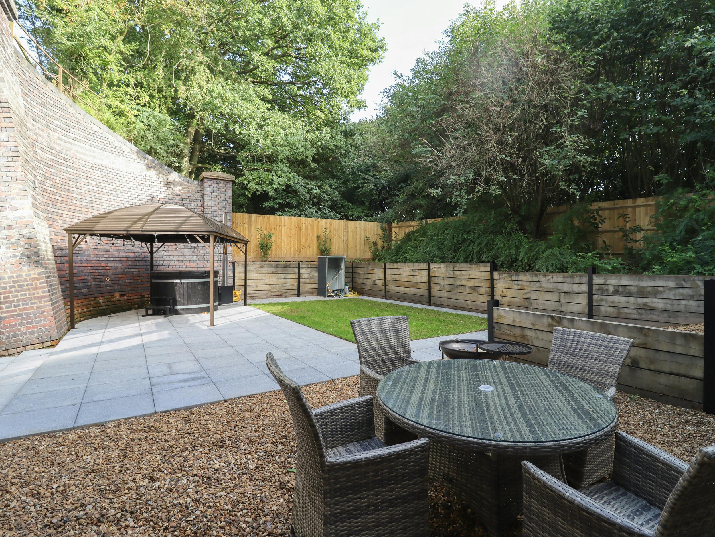 House Vesper Enstone Chipping Norton: Charming 1-Bedroom Apartment with Hot Tub and Lake Views, Chipping Norton