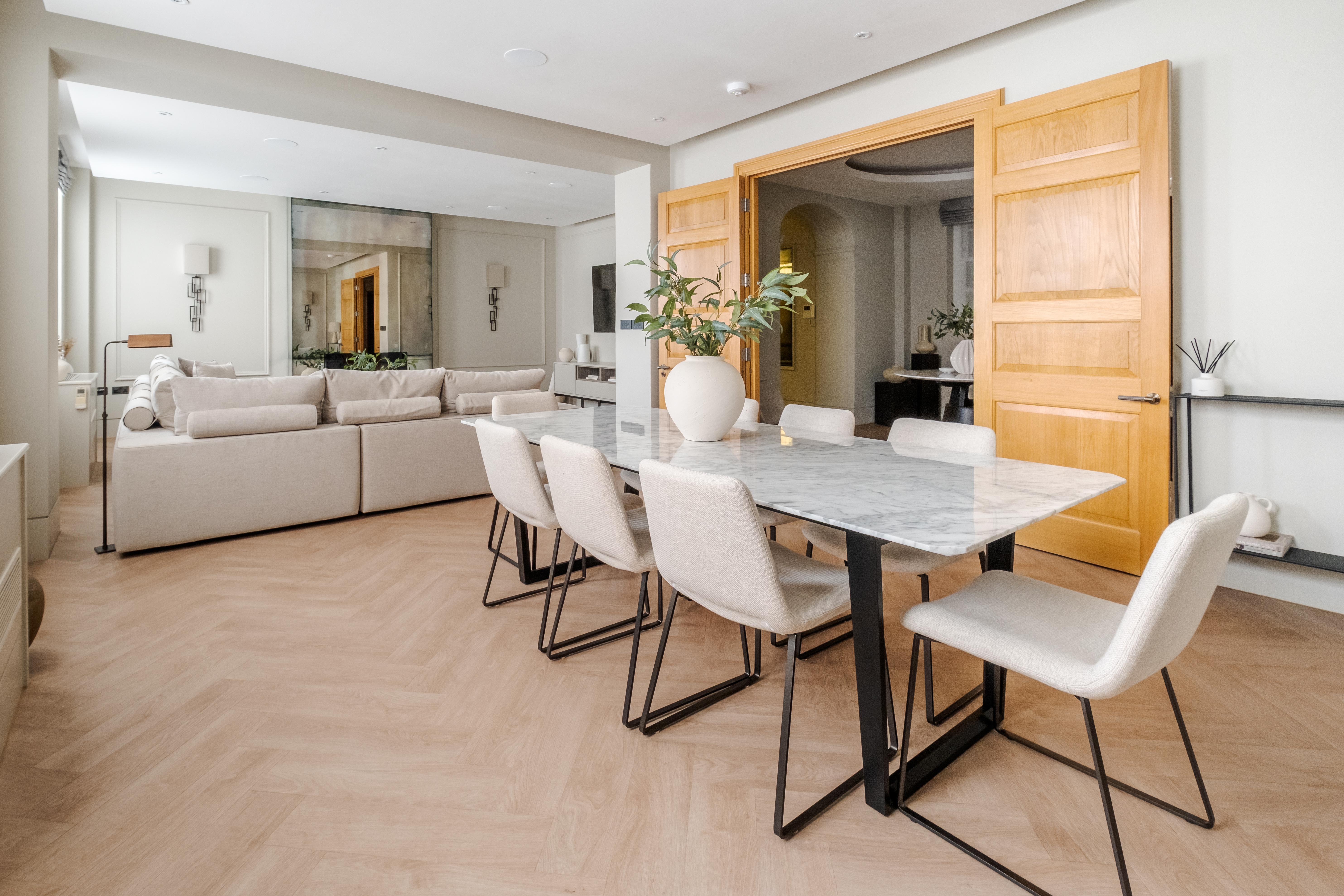 House Helm Grosvenor Mayfair: Luxurious 4-Bedroom Apartment with Central Location, Mayfair