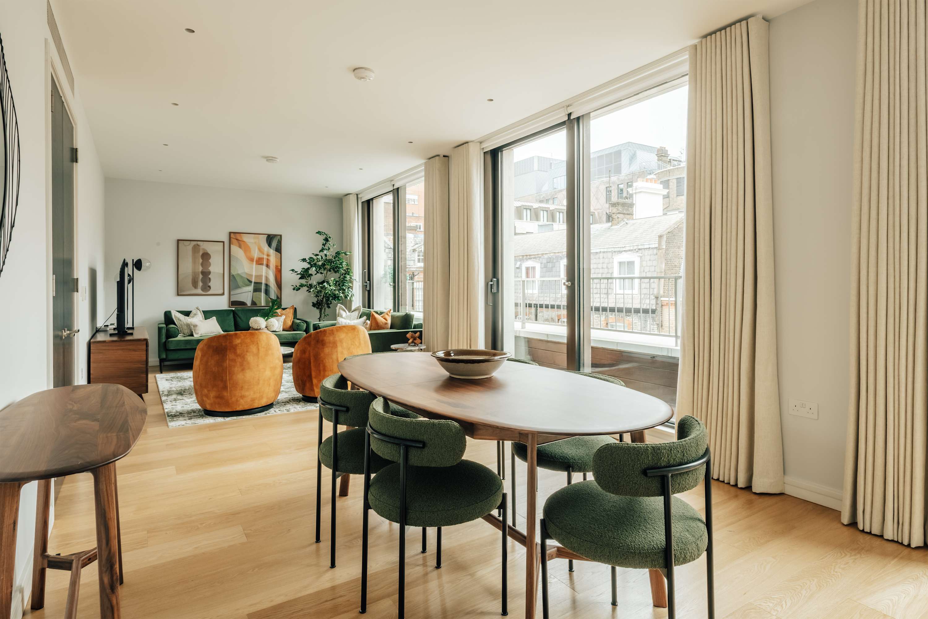 House Wychelm Berkeley Square Mayfair: Luxury 2-Bedroom Apartment with Balcony, Mayfair
