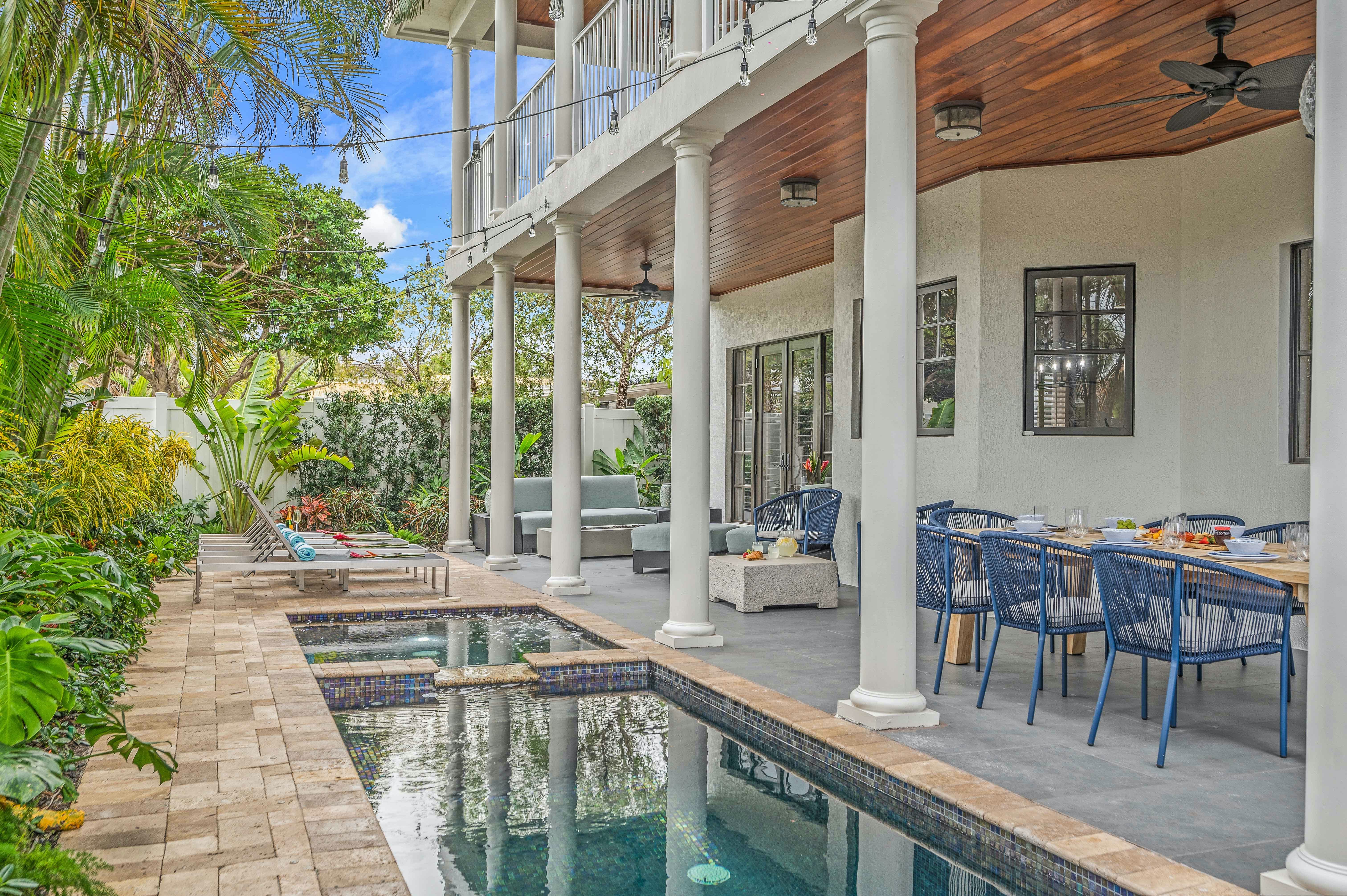 Villa Helm Ruggles Harbor Beach: 5-Bedroom Luxury Villa with Pool and Sea Views, Harbor Beach