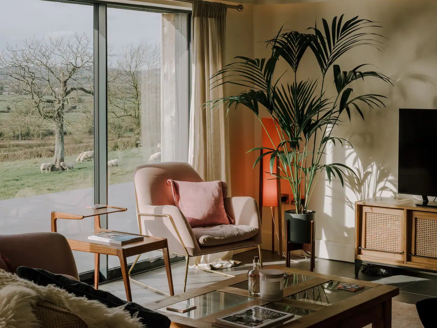 House Hangerhill Cranborne: Spacious 4-Bedroom Apartment Rental with Countryside Views, Cranborne Chase