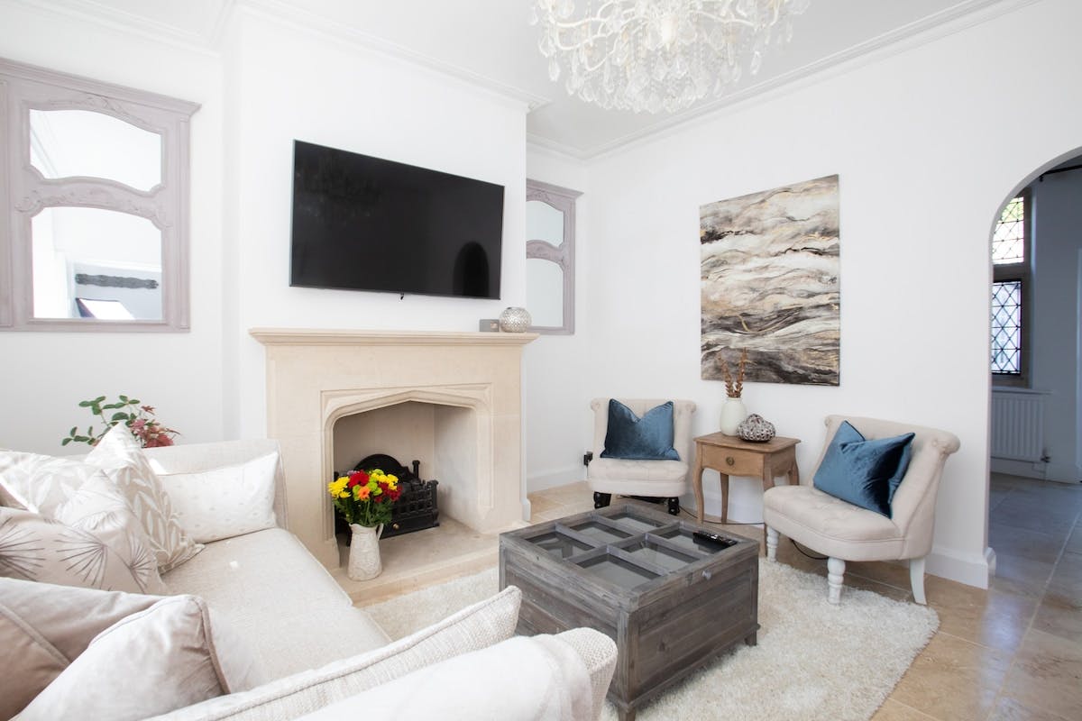 House Hansom Arundel: Charming 4-Bedroom Townhouse with Seaviews in Chichester, West Sussex