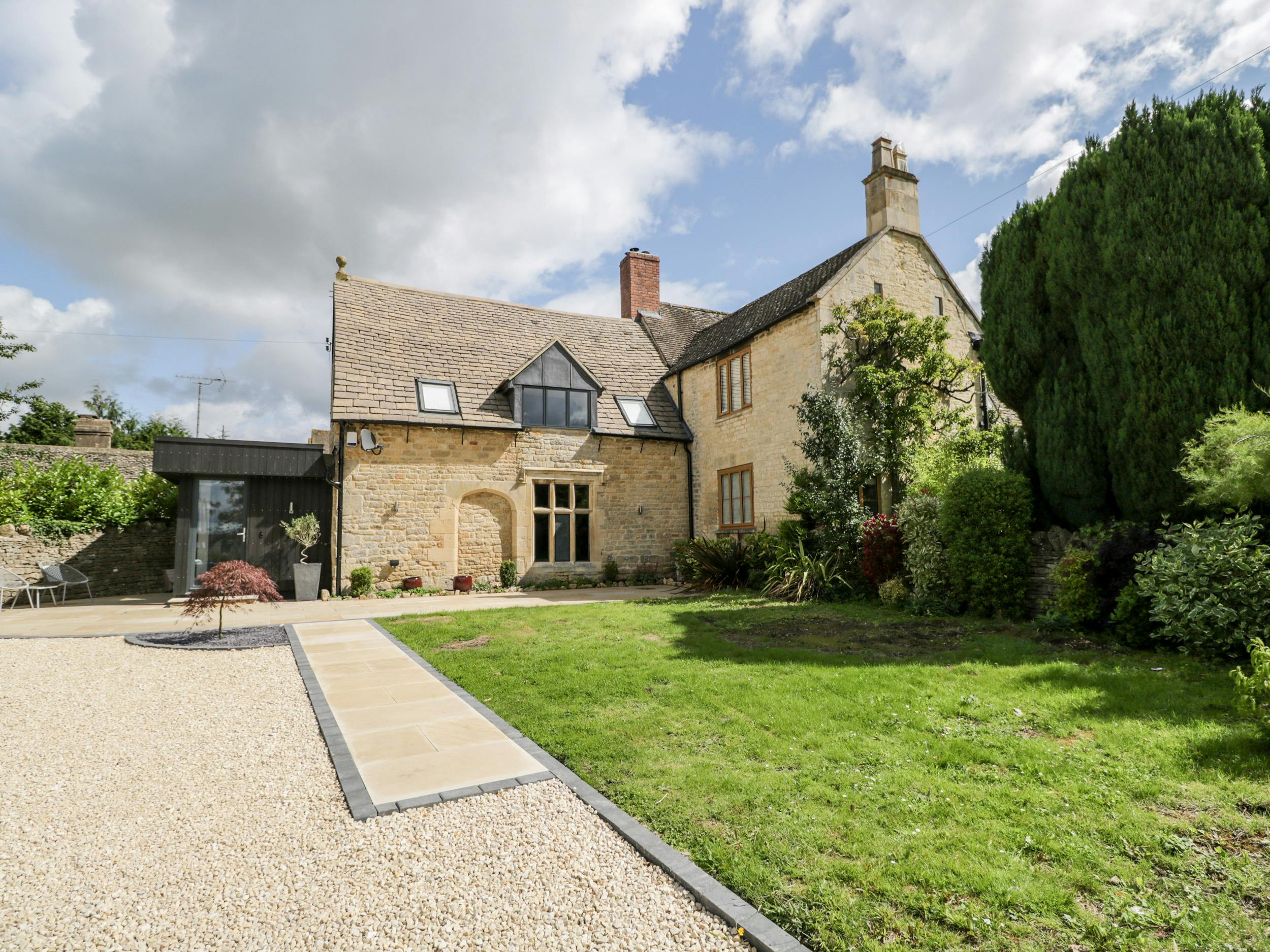 House Hatherley Cheltenham: Luxury 4-Bedroom House with Garden and Family-Friendly Amenities, Cheltenham
