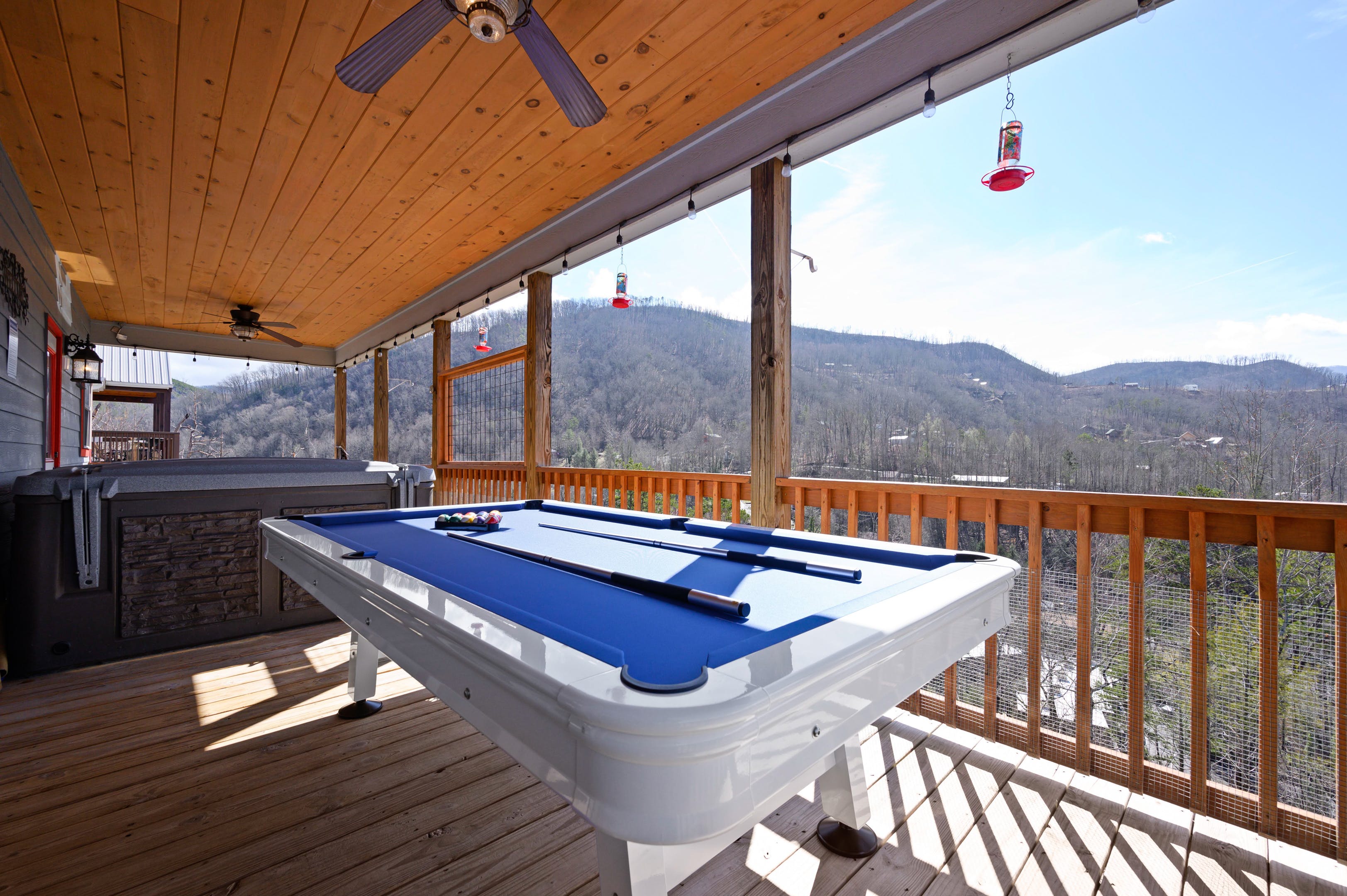 House Hemlock Gatlinburg: Luxury 4-Bedroom House with Hot Tub and Family Amenities, Sevier County