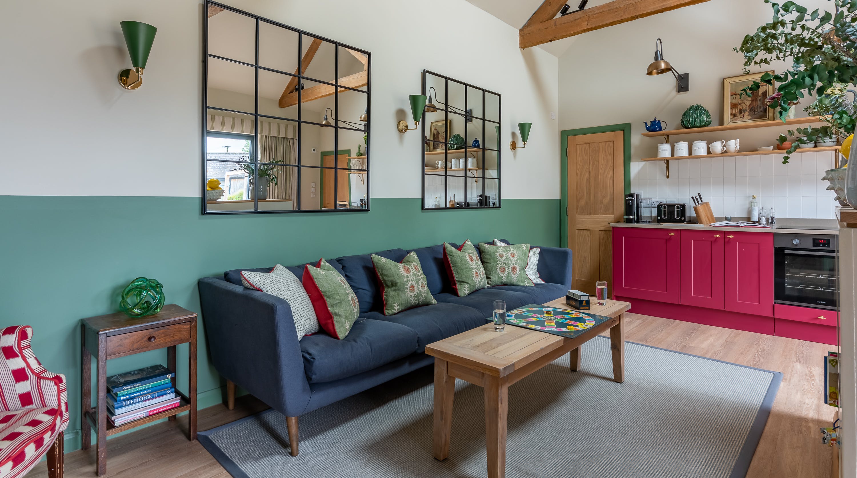 House Henge Avebury: Charming 3-Bedroom Holiday Cottage with Hot Tub and Countryside Views, Wiltshire
