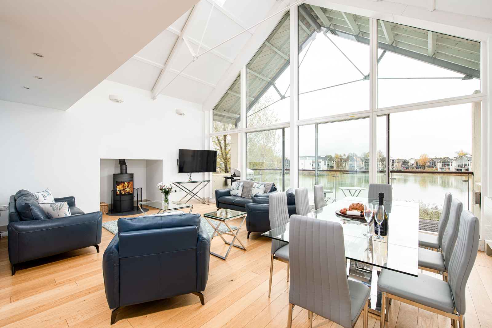 House Howells Cricklade: Luxury 5-Bedroom House with Swimming Pool and Lake Views, Cricklade