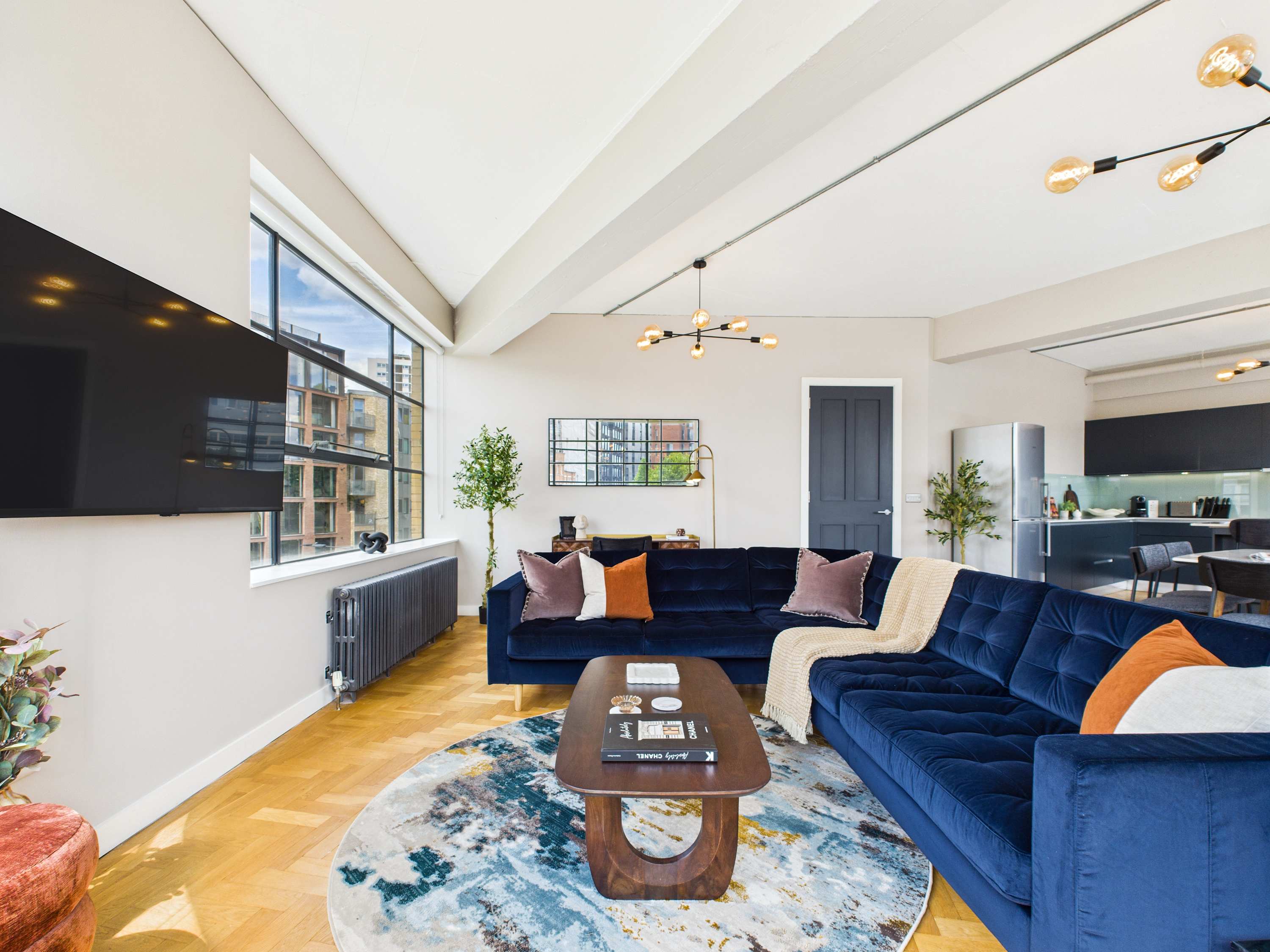 House Gloaming Broadway Shoreditch: Stylish 2-Bedroom Apartment Rental with City Views, Shoreditch London