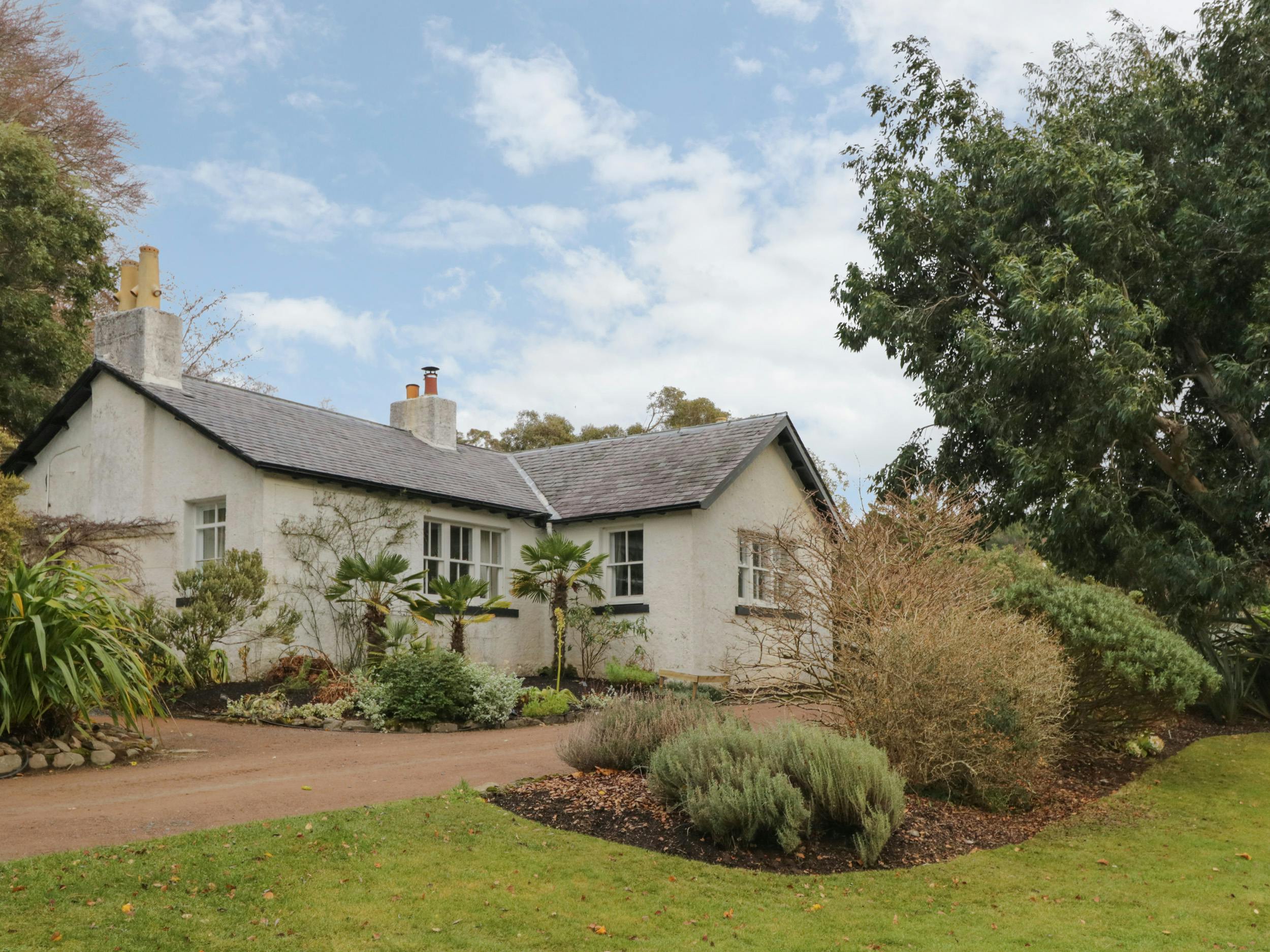 House Inverewe Highland: Charming 3-Bedroom Apartment with Garden Access in Highland