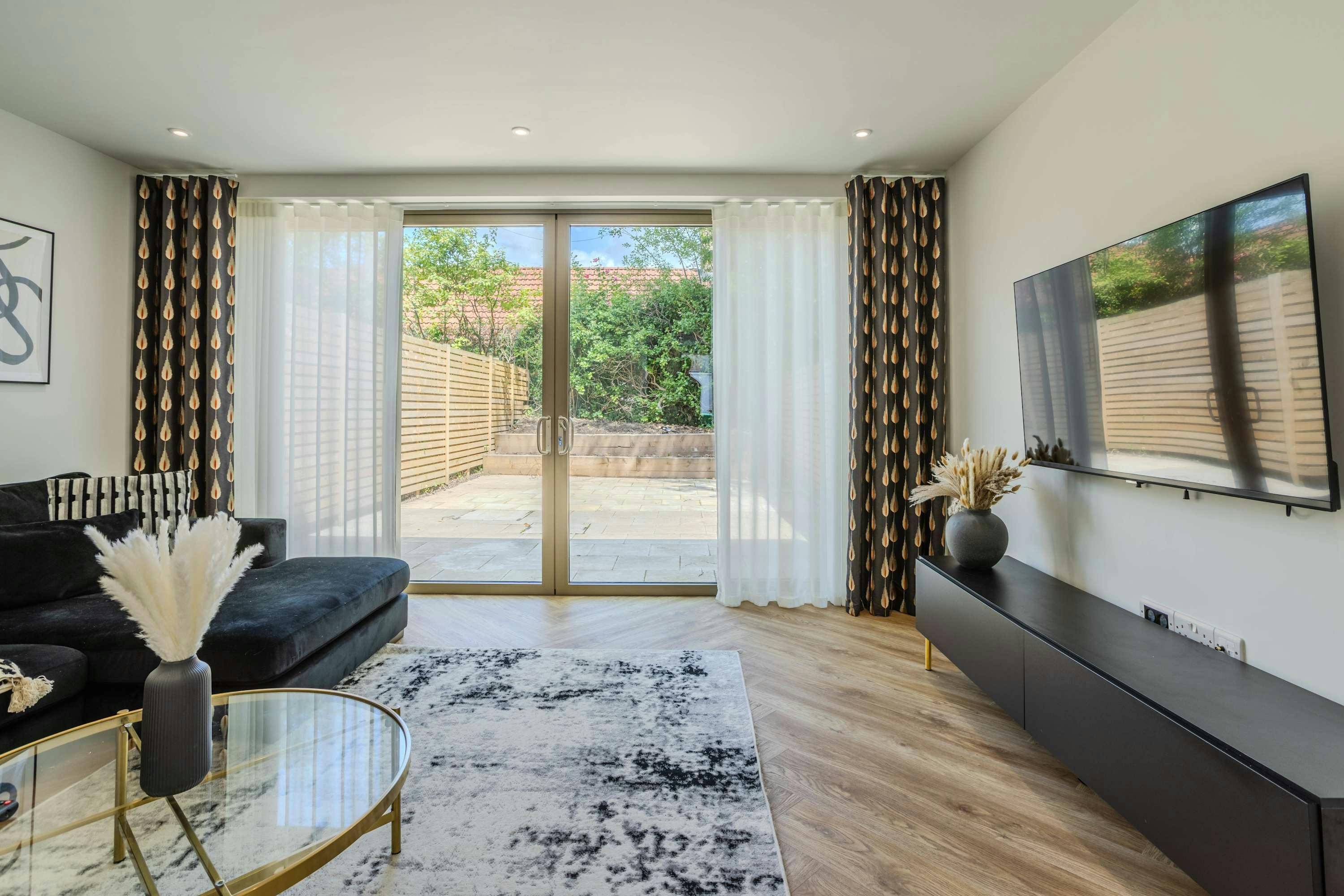 House Irk Manchester: Spacious 4-Bedroom Townhouse Rental with Private Roof Terrace, Manchester