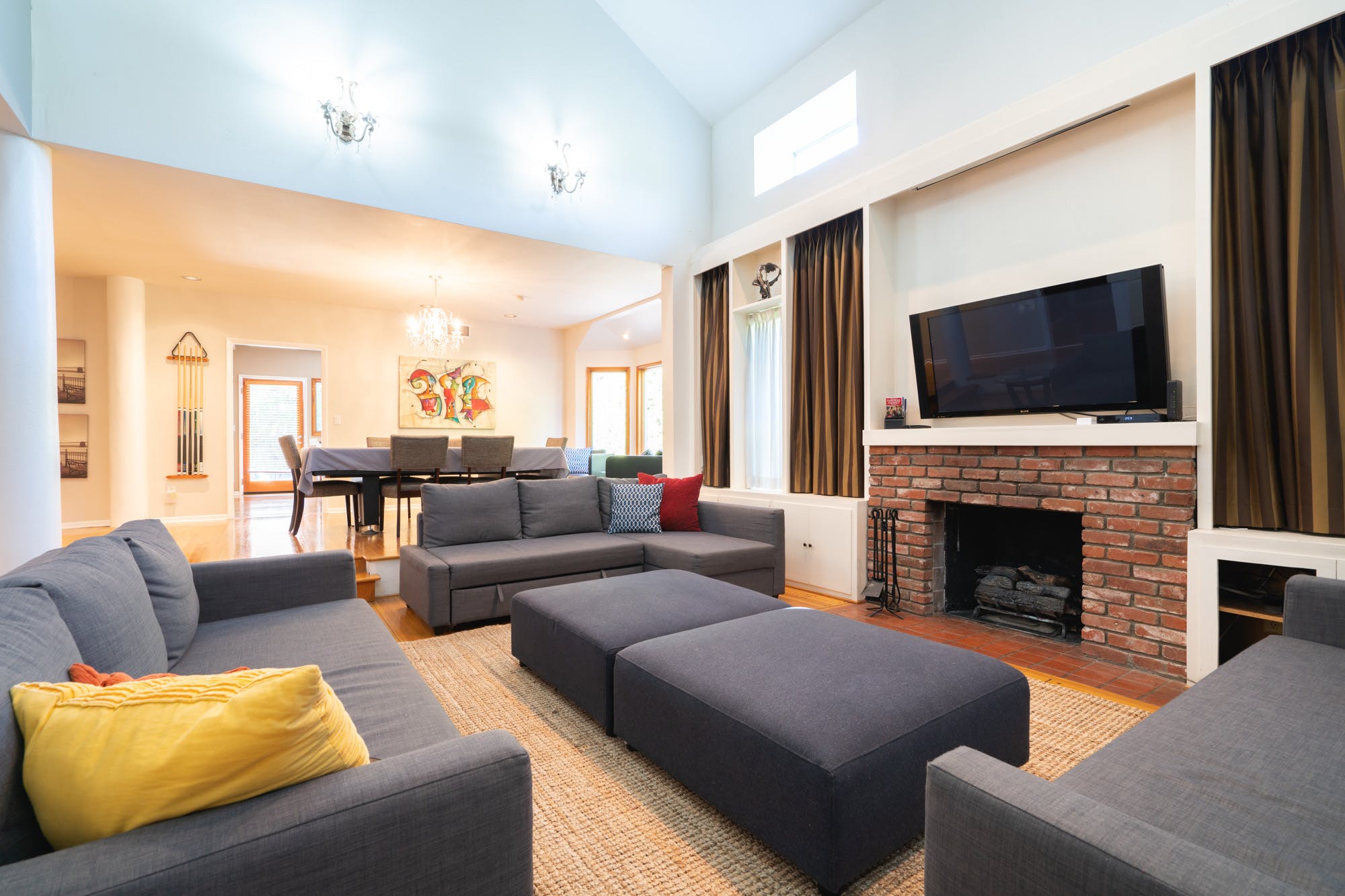 Villa Levante Fairfax Beverly Grove: Spacious 5-Bedroom House with Family-Friendly Features, Beverly Grove