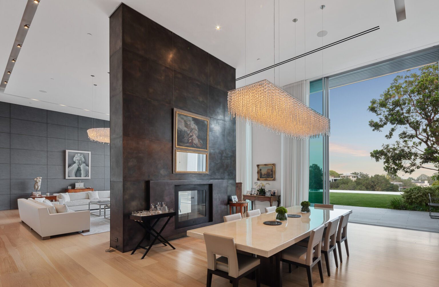 Villa Levante Bellagio Westwood: Opulent 7-Bedroom Apartment with Infinity Pool, Westwood