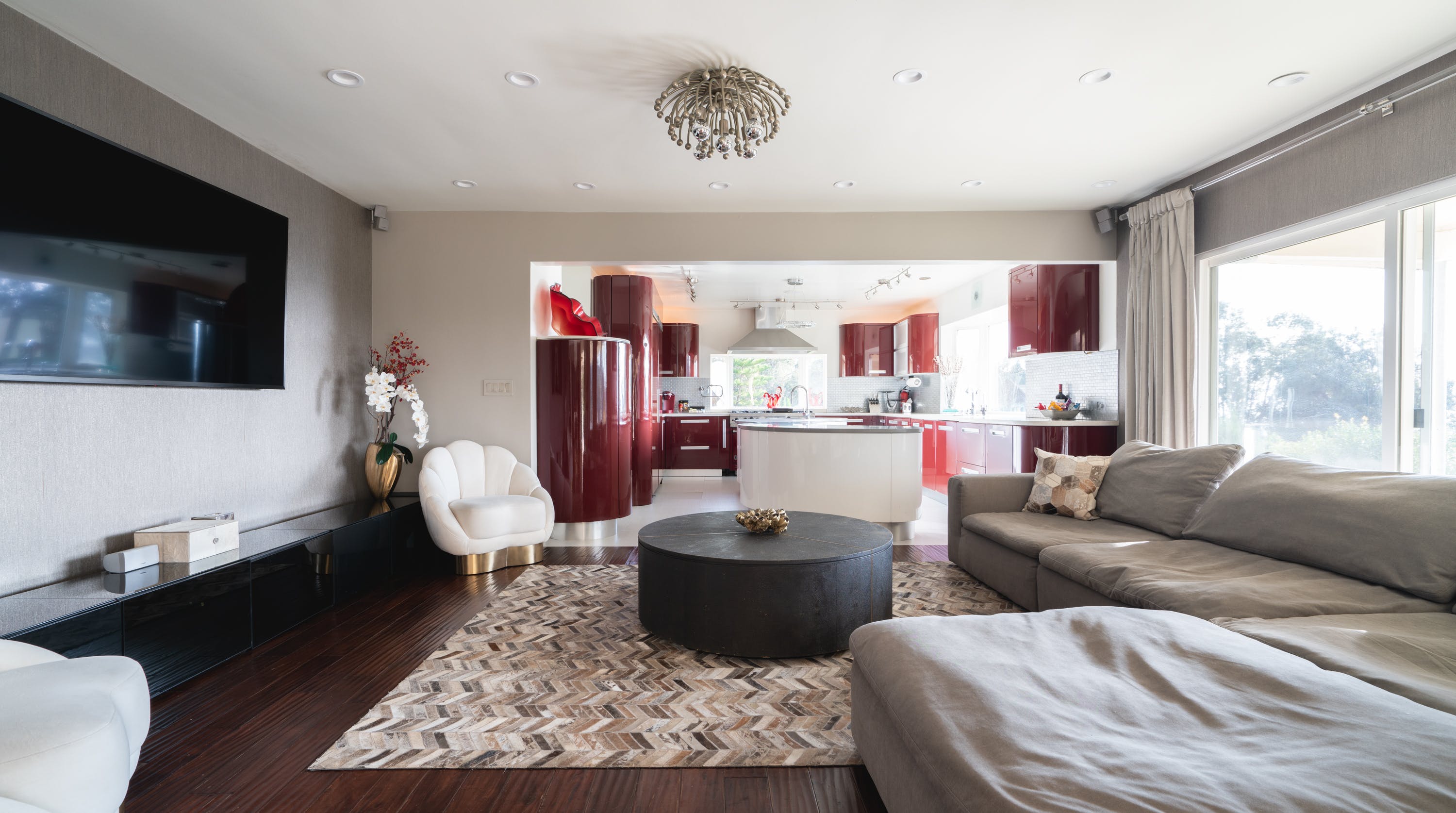 Villa Gloaming Chautauqua Westwood: Lavish 5-Bedroom Apartment with Seaview and Hot Tub, Westwood