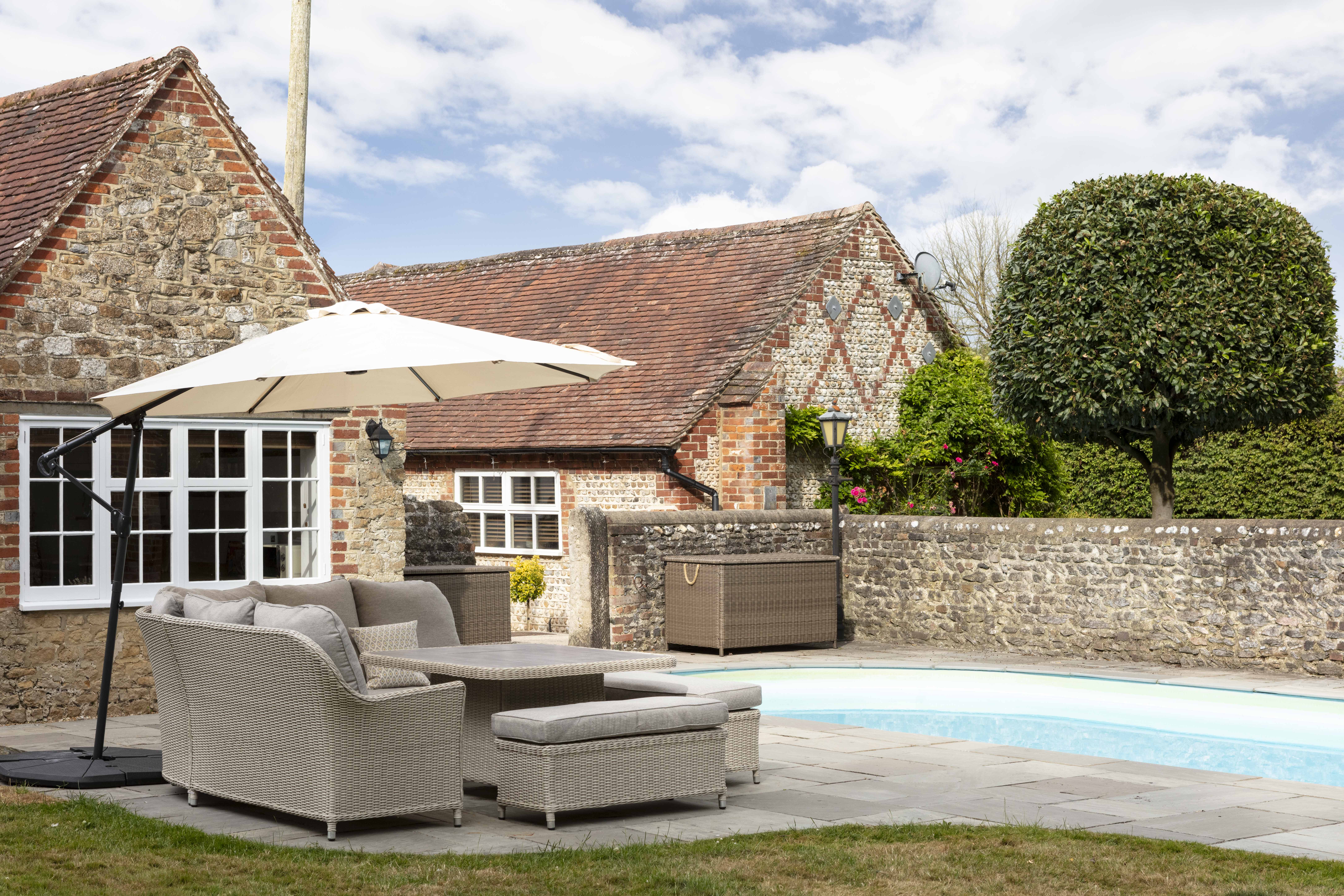 House Gregale West Lavant Chichester: 6-Bedroom Luxury Cottage with Pool and Hot Tub, Chichester