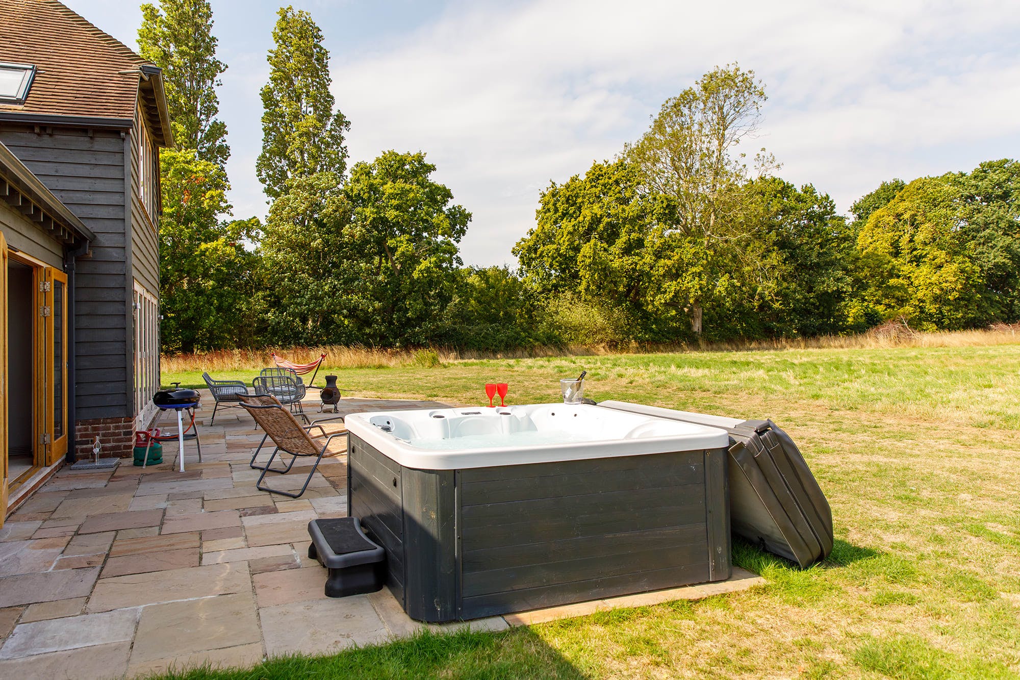 House Gloaming Apuldram Chichester: Luxury 6-Bedroom Cottage with Hot Tub Near Beach, Chichester