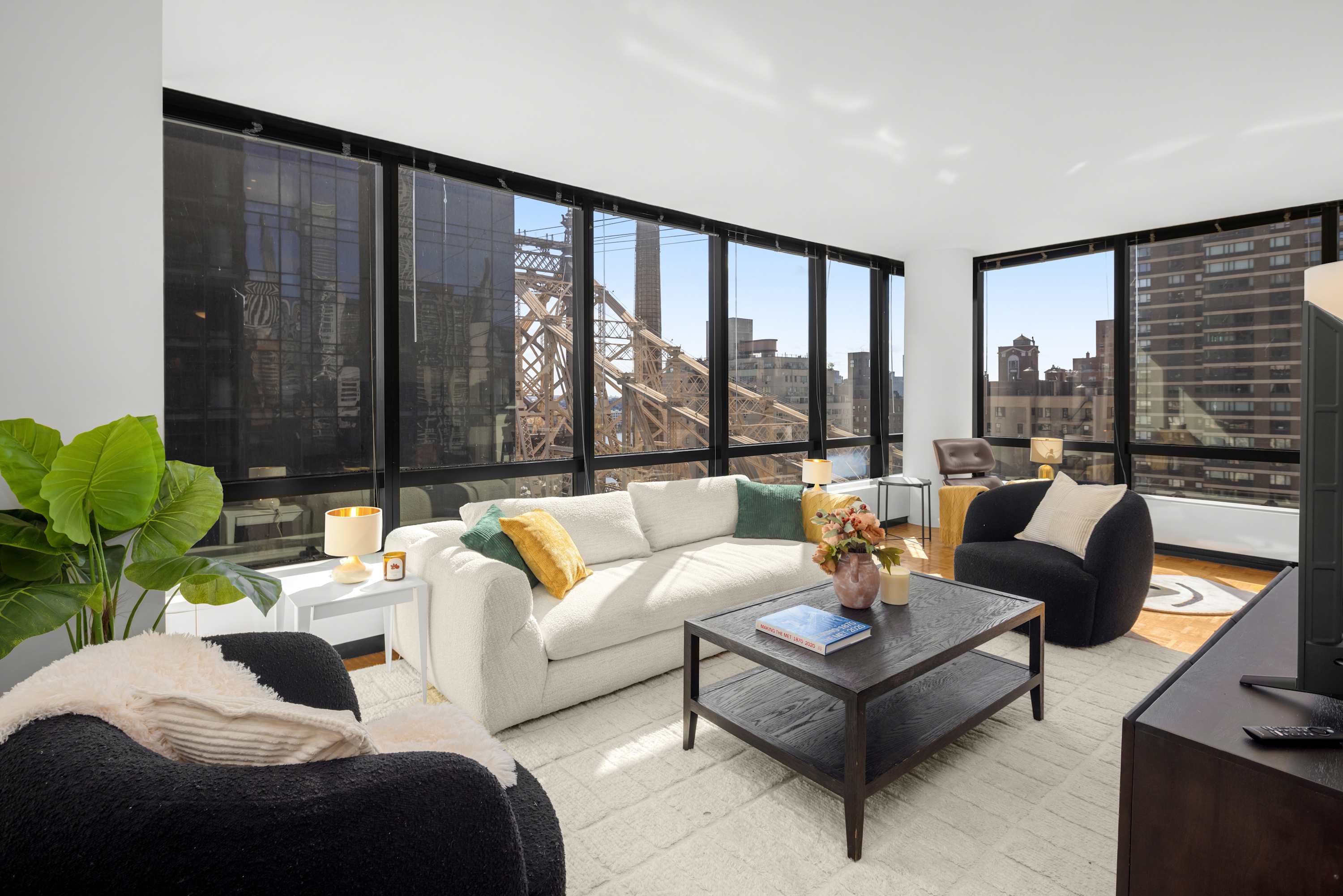 Villa Gloaming Orienta Sutton Place: Elegant 2-Bedroom Apartment with Pool and Gym, Sutton Place