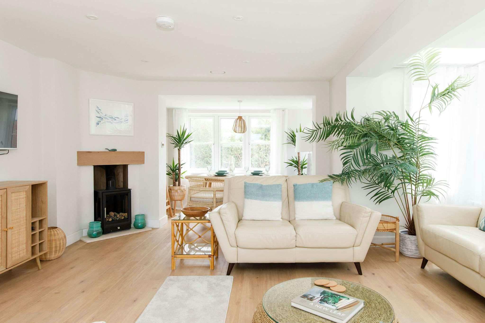 House Medmerry East Wittering: Luxury 4-Bedroom House with Sea Views and Beach Access, West Sussex