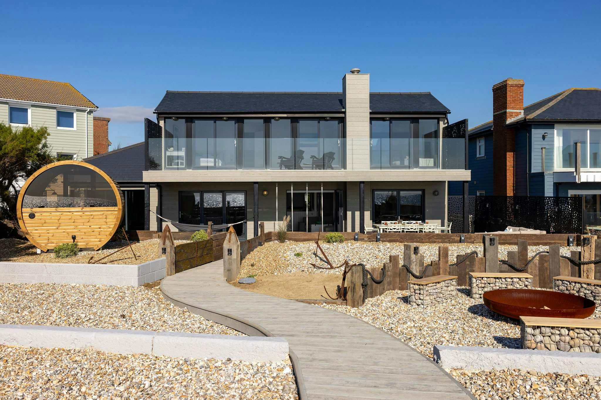 House Lysias Bracklesham Selsey: Luxury 4-Bedroom Villa with Heated Pool and Sauna, Selsey
