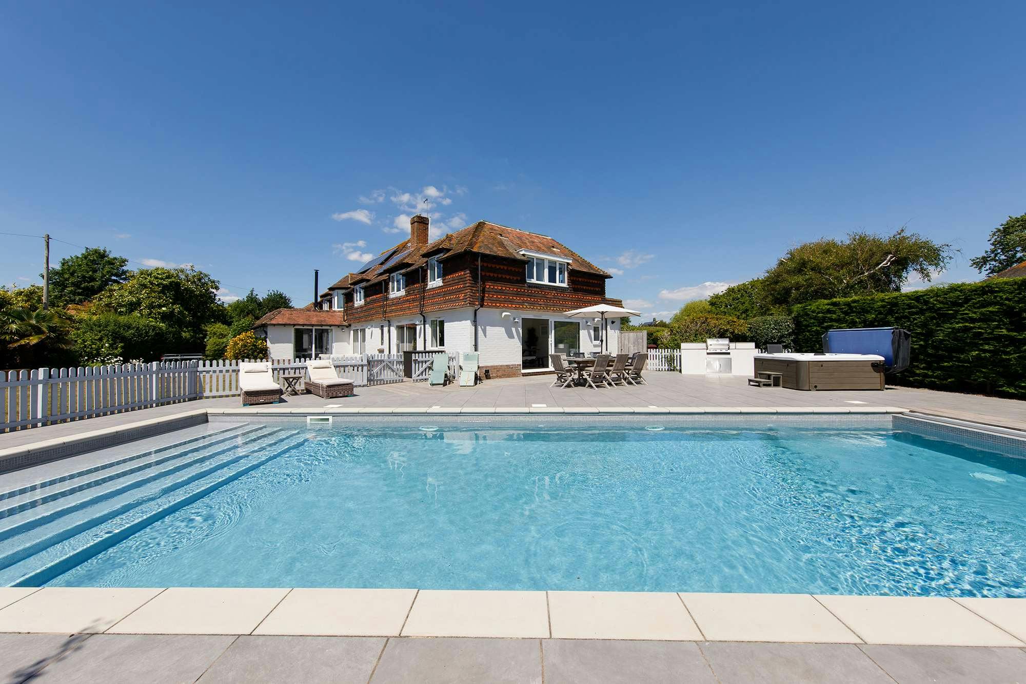 House Helm Owers Selsey: Luxury 4-Bedroom House with Heated Pool and Hot Tub, Selsey