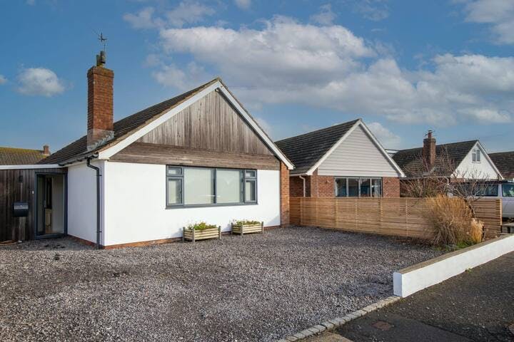 House Gorse Bracklesham Selsey: Charming 3-Bedroom Apartment with Hot Tub and Seaview, Selsey West Sussex