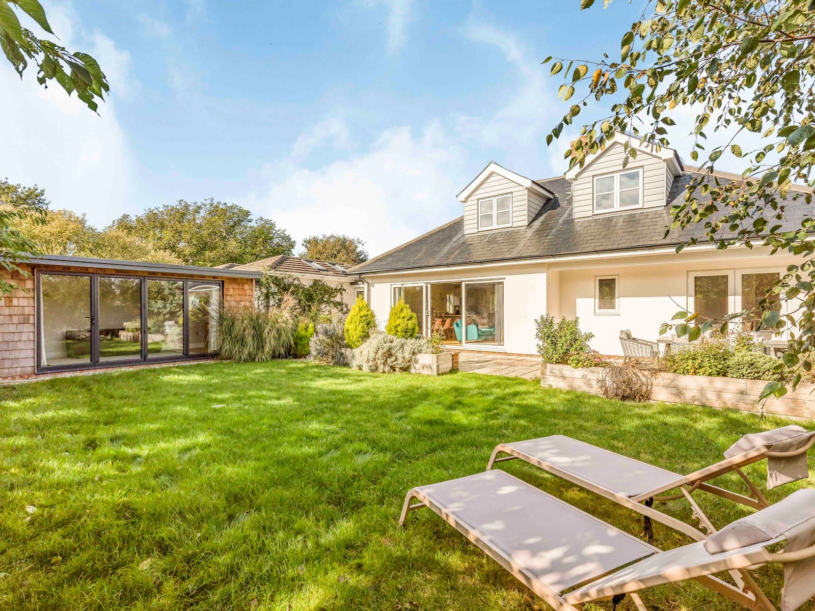 House Gorse Binnel Selsey: Spacious 4-Bedroom Apartment with Seaviews and BBQ, Selsey, West Sussex