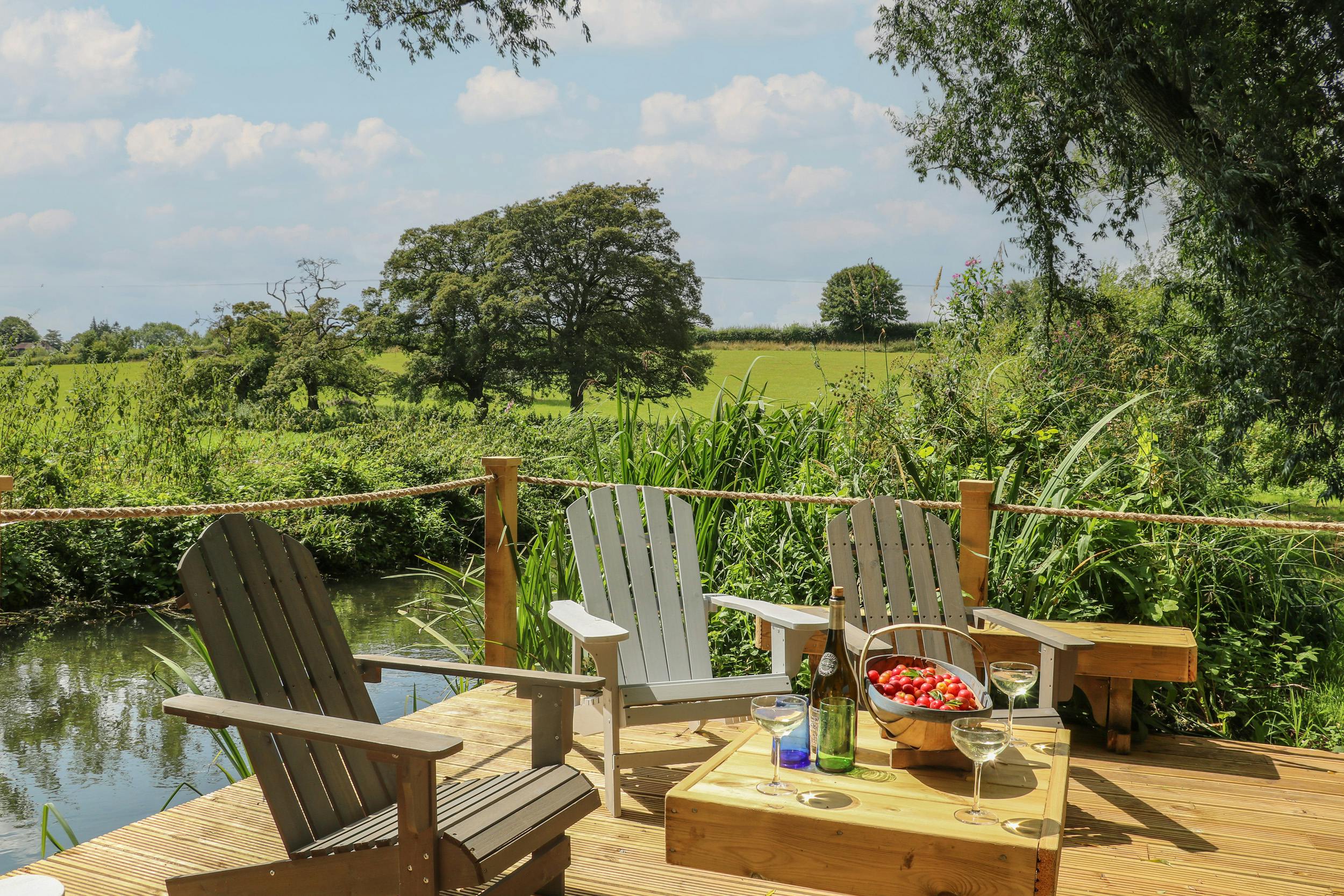 House Meonbank Hampshire: Luxury 4-Bedroom House with Riverside Garden and Family-Friendly Features, Hampshire
