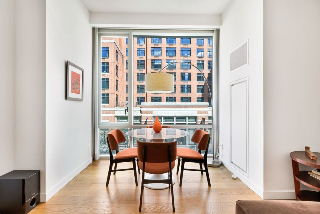 Villa Boreas Hudson SoHo: Elegant 2-Bedroom Apartment with Mid-Century Charm, SoHo
