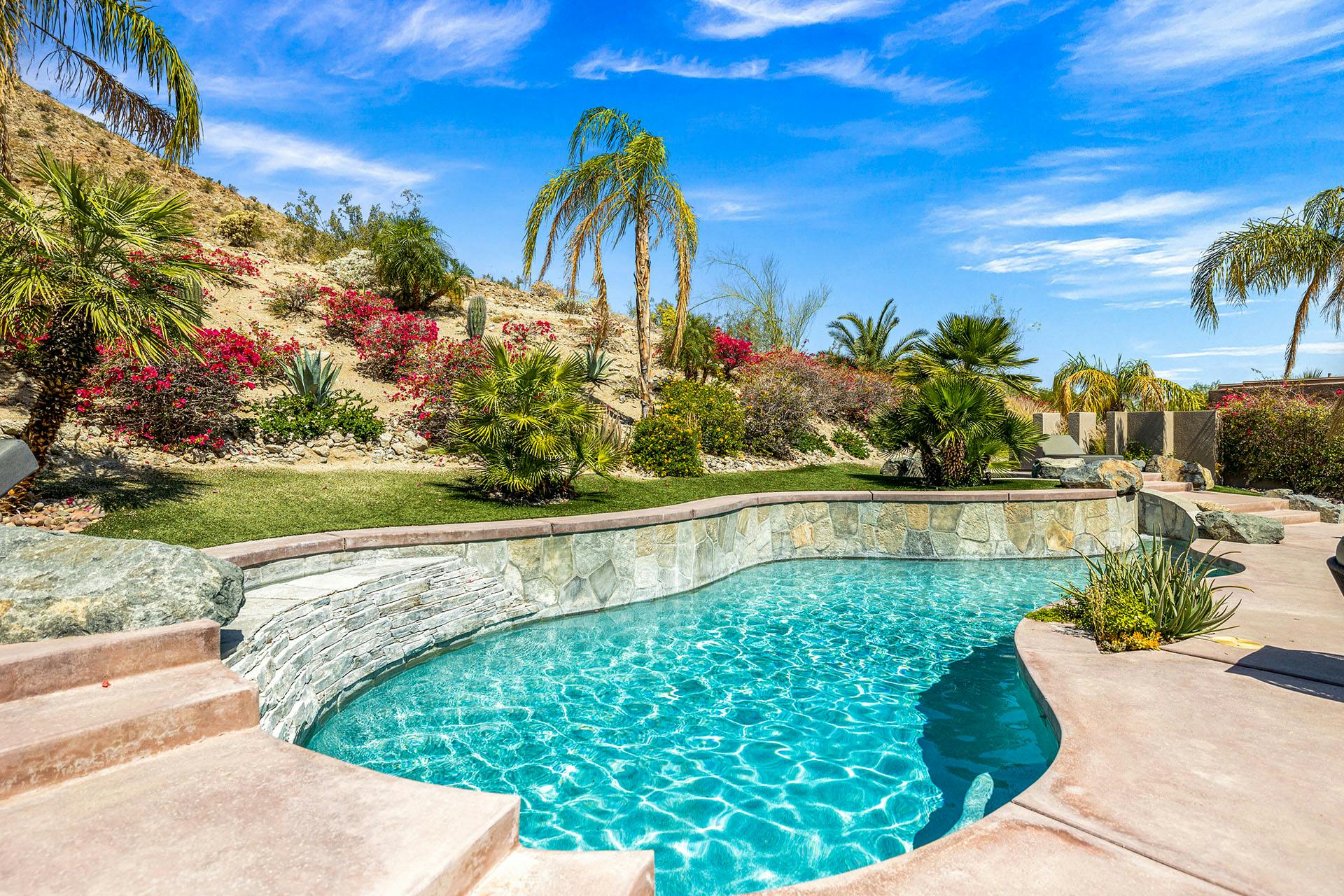 Villa Gloaming Shadow Mountain Palm Desert: Luxury 4-Bedroom House with Pool and Hot Tub, Palm Desert