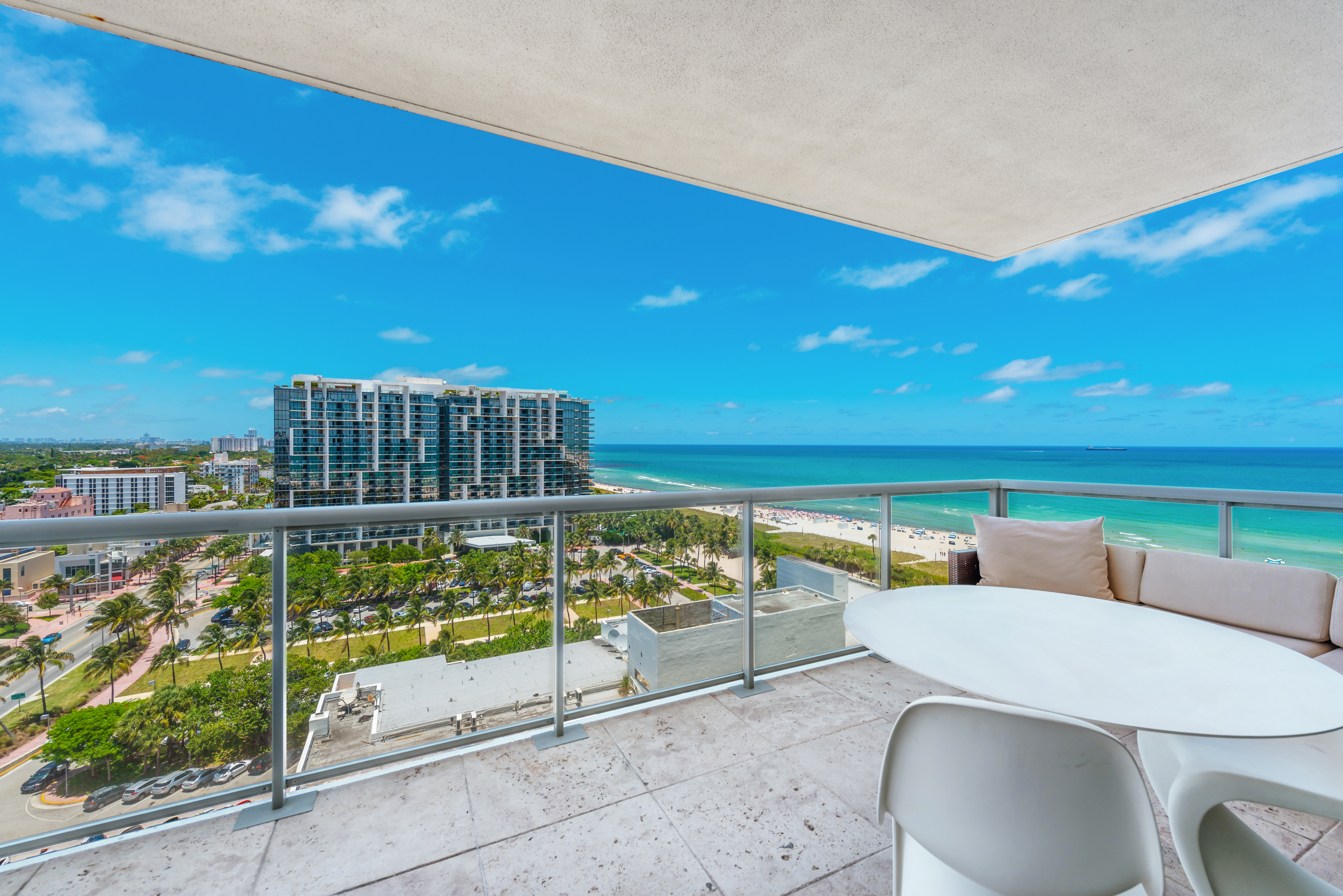 Villa Alborada Collins Miami Beach: Spacious 4-Bedroom Luxury Apartment with Seaview, Miami Beach