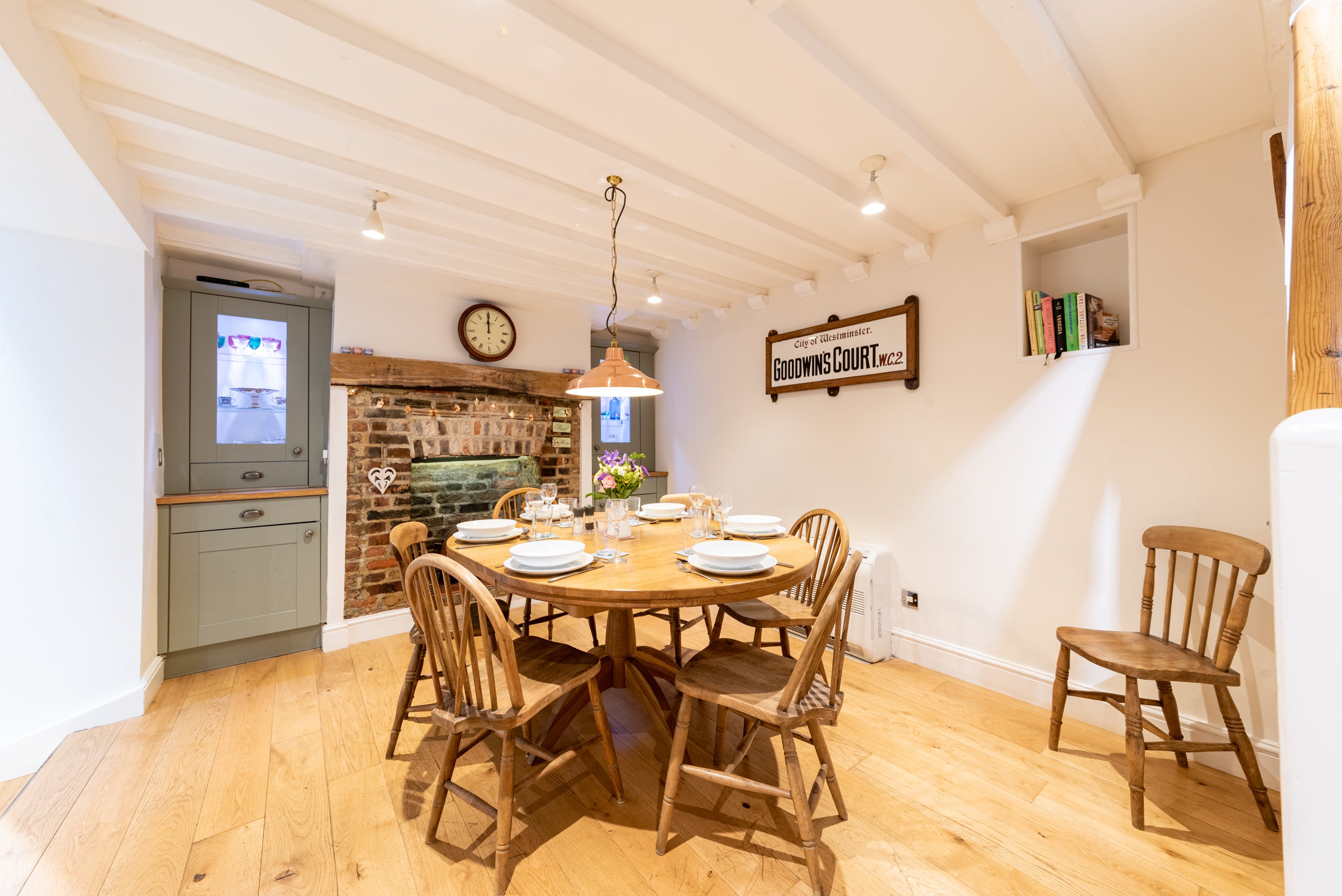 House Gloaming Bedfordbury Covent Garden: Elegant 3-Bedroom Apartment with Rooftop Terrace, Covent Garden