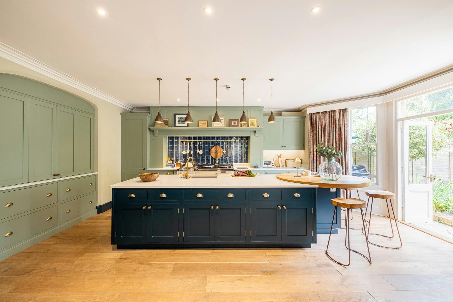 House Pipple Merriott: Luxury 4-Bedroom Villa with Family-Friendly Features in Somerset