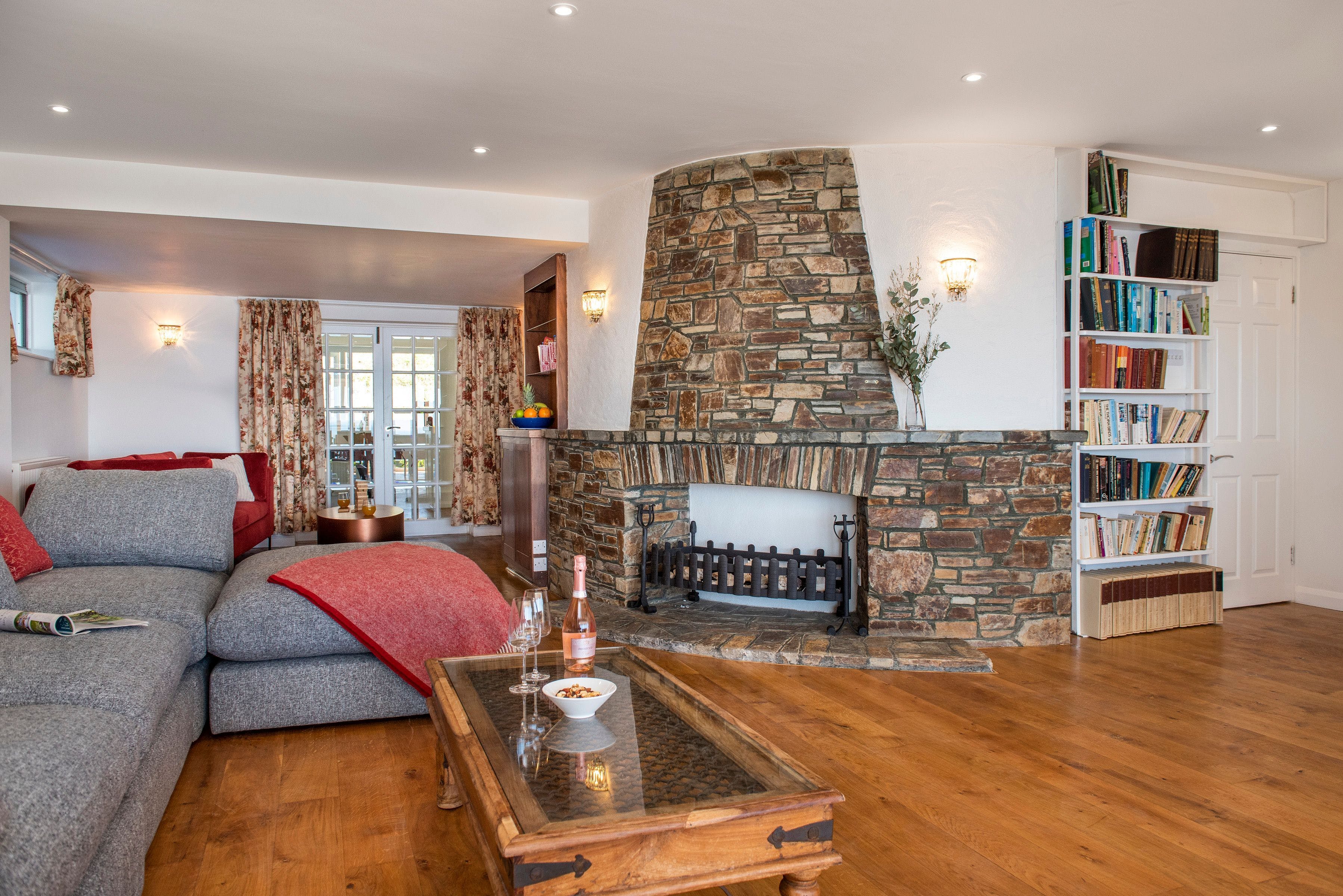 House Rowan Hannafore Looe: Luxury 6-Bedroom Apartment with Sea View and Pool, Looe