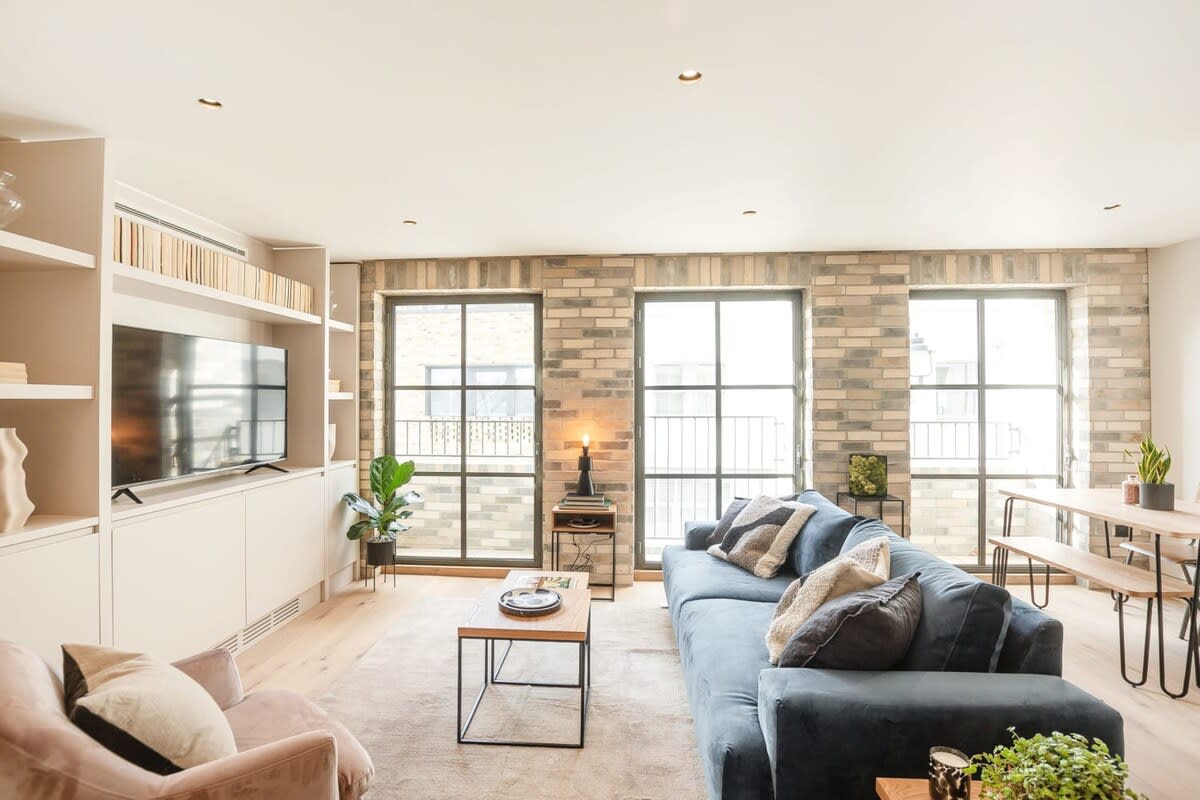 House Red Lion Holborn: Elegant 2-Bedroom Townhouse Rental with Air-Con in Holborn, London