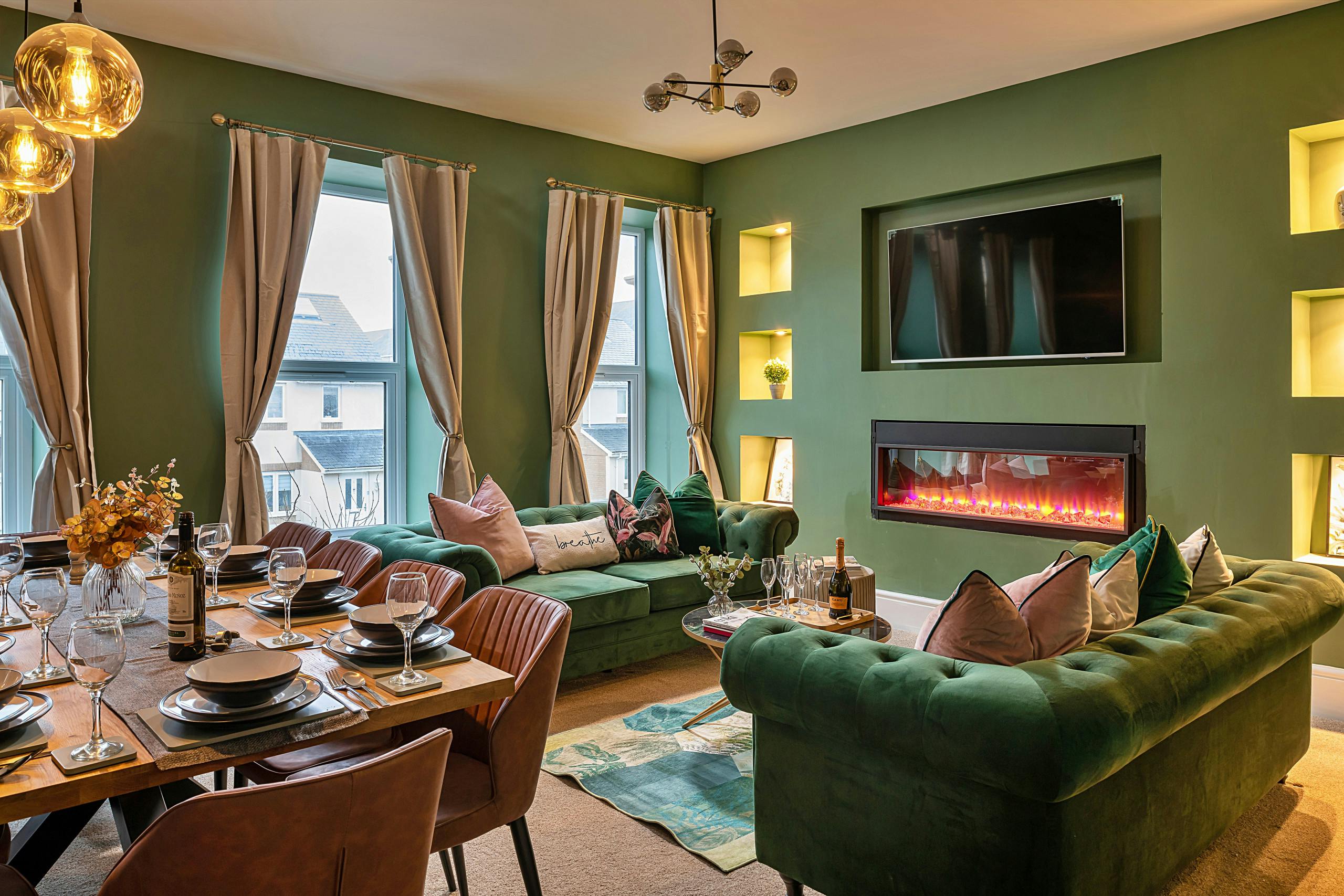 House Rhos Pwllheli: Spacious 8-Bedroom Luxury Apartment with Seaview and Hot Tub, The Llŷn Peninsula