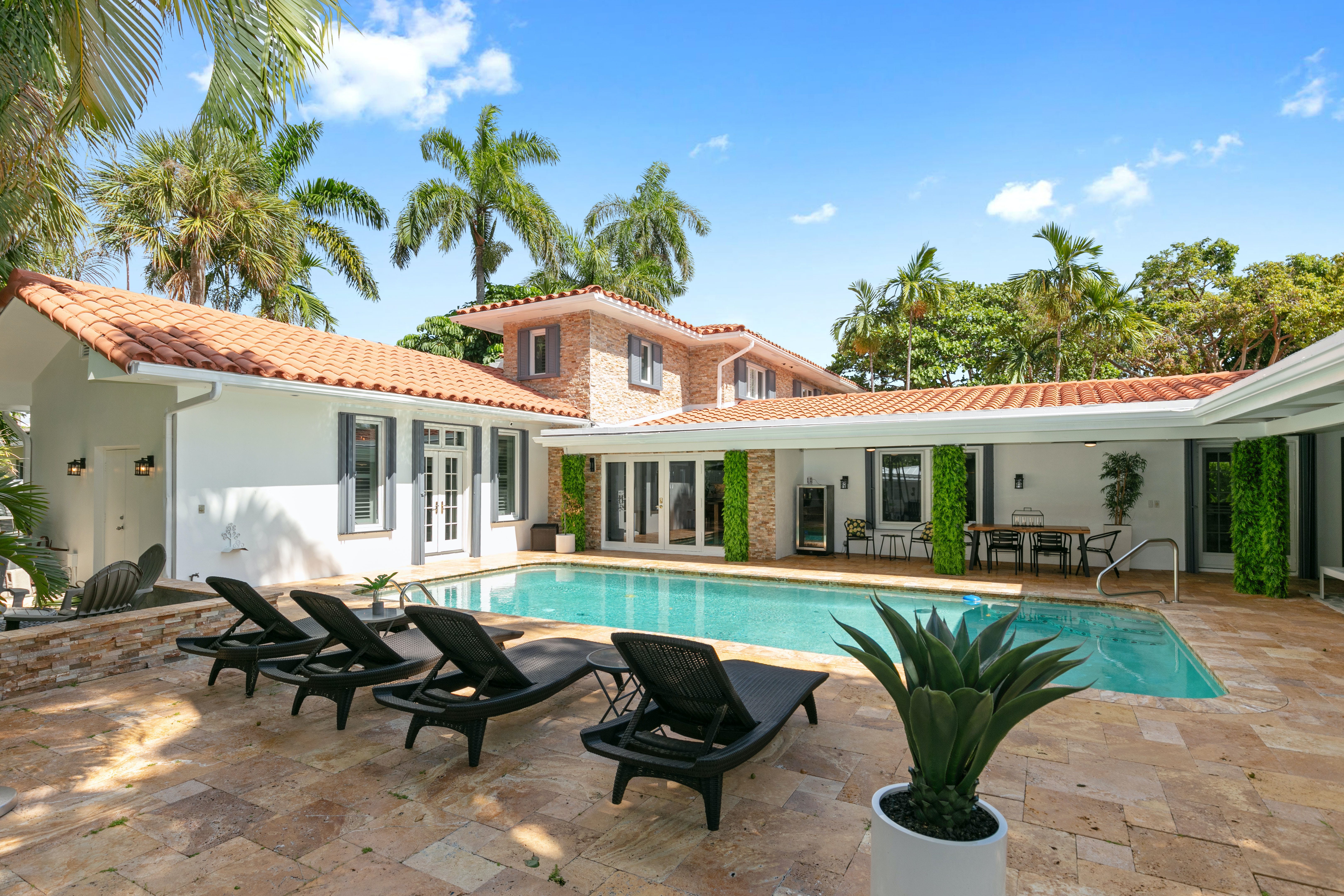 Villa Gregale Point Betsie Harbor Beach: Luxury 6-Bedroom Apartment with Seaview and Pool, Harbor Beach