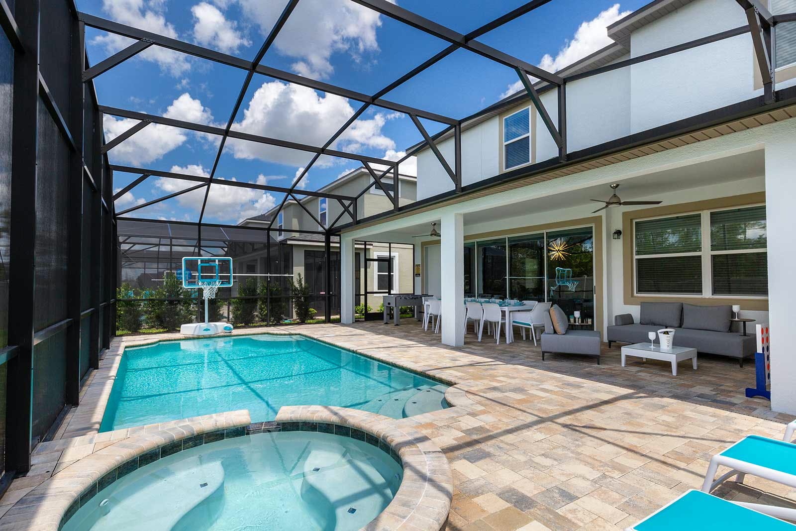 Villa Cramoisi Lake Mary Florida: Spacious 8-Bedroom House with Pool and Hot Tub, Osceola County