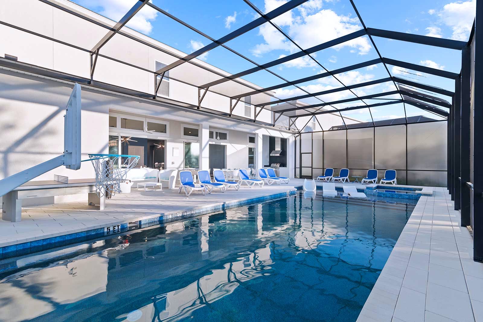 Villa Gloaming Caloosahatchee Florida: Luxury 11-Bedroom Villa with Pool and Gym, Polk County