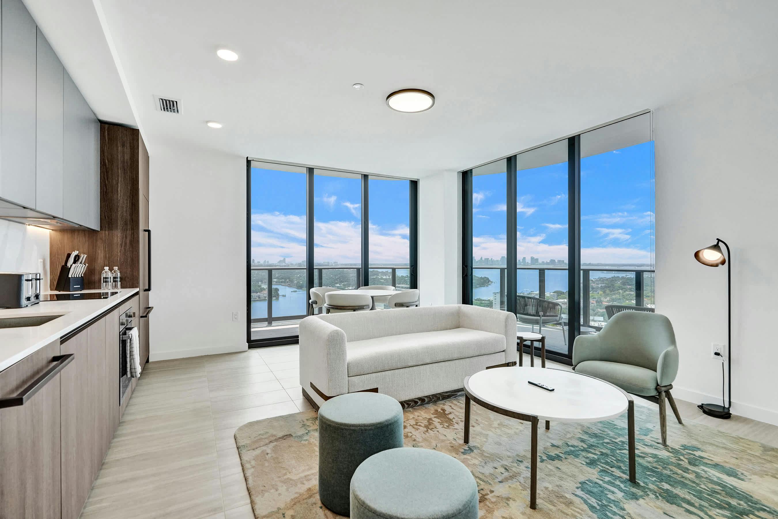 Villa Gloaming Bayfront Surfside: Luxury 2-Bedroom Apartment with Seaview and Pool, Surfside