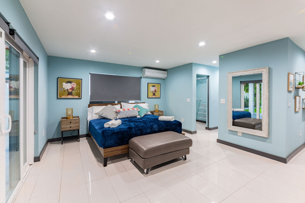 House Sabal Surfside: Luxury 4-Bedroom Villa with Pool and Gym, Surfside