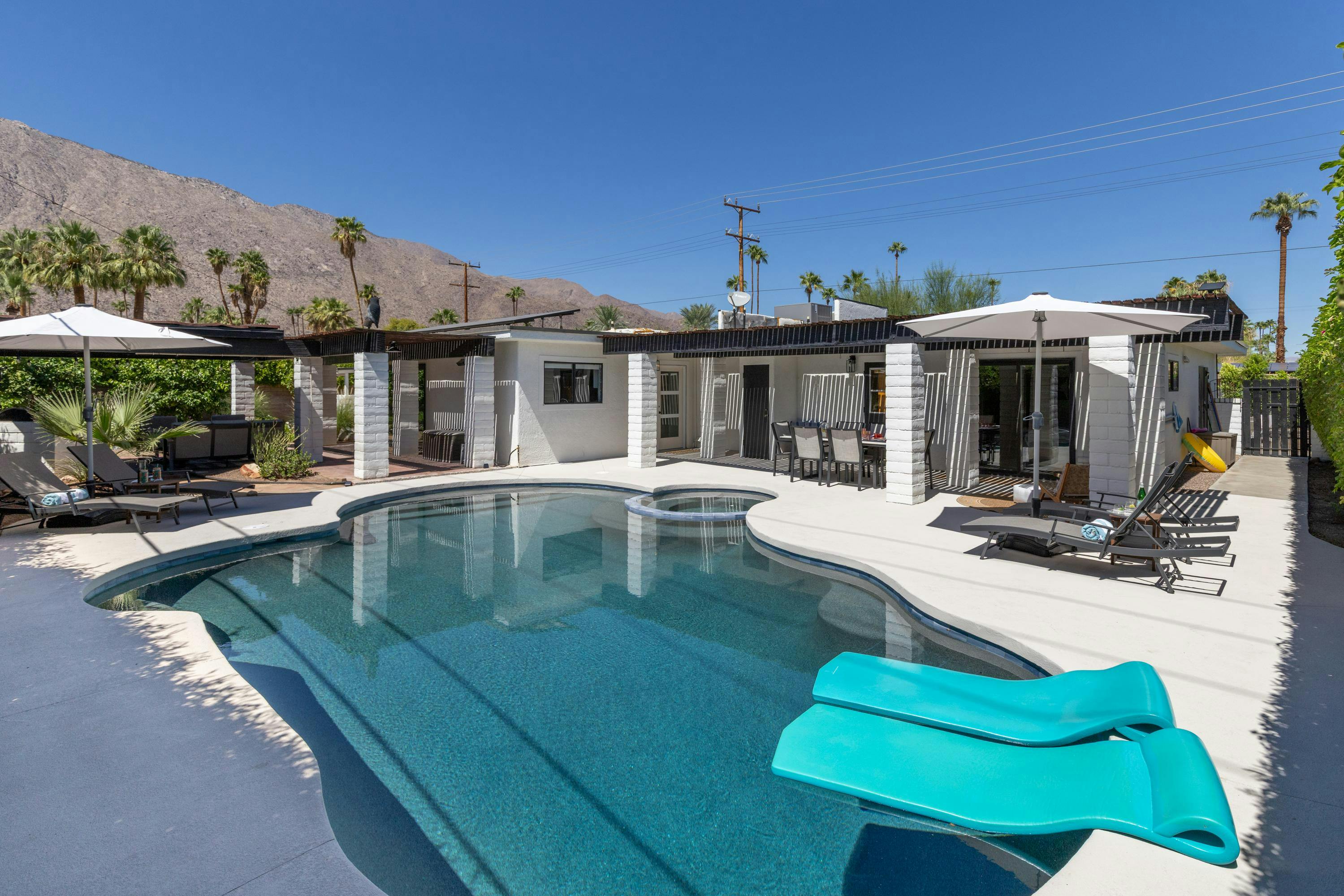 Villa Poente Tahquitz Palm Springs: Luxury 3-Bedroom House with Pool and Hot Tub, Palm Springs