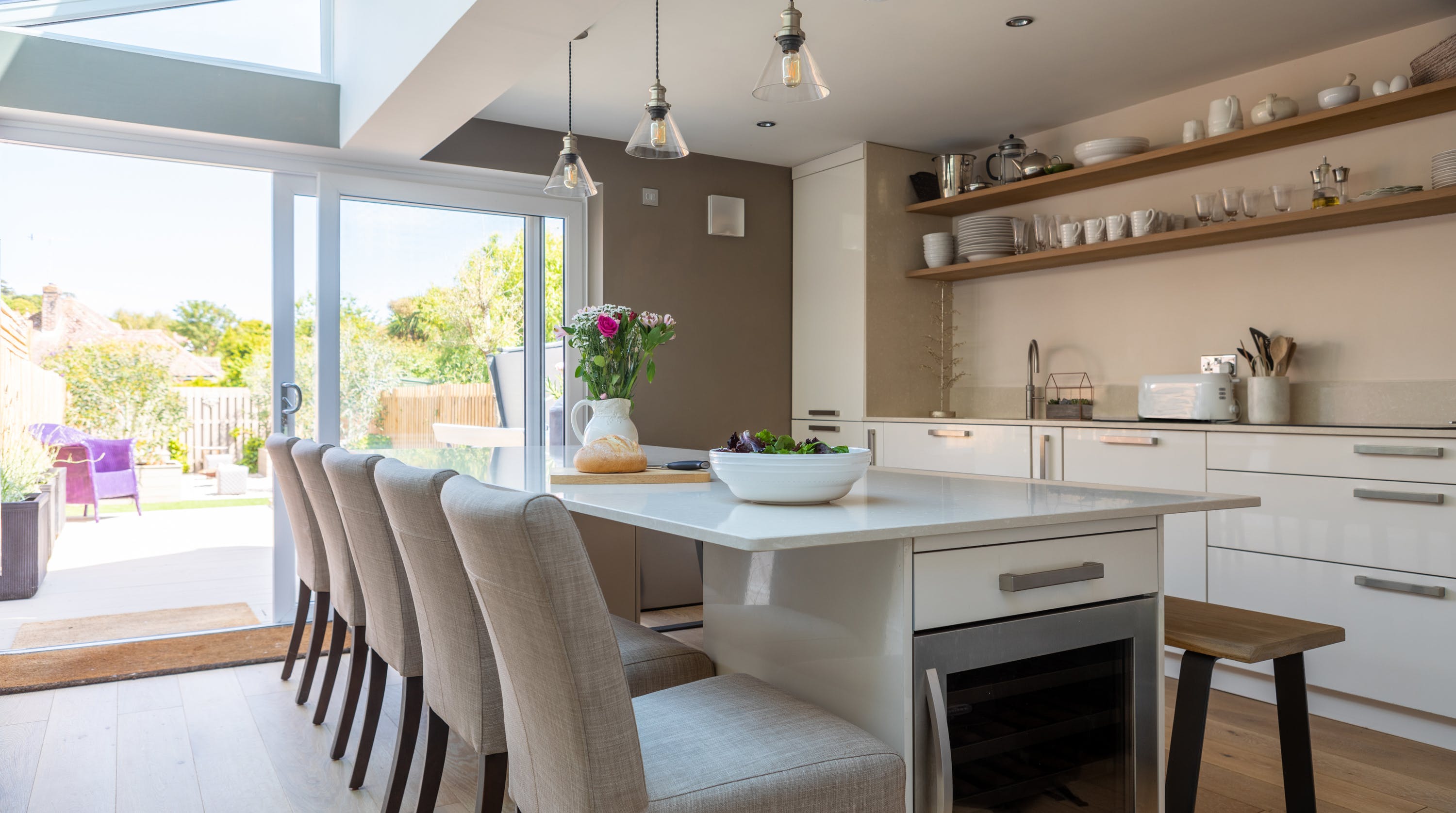 House Sandling Hythe: Luxury 4-Bedroom House with Hot Tub and Sea Views, Kent