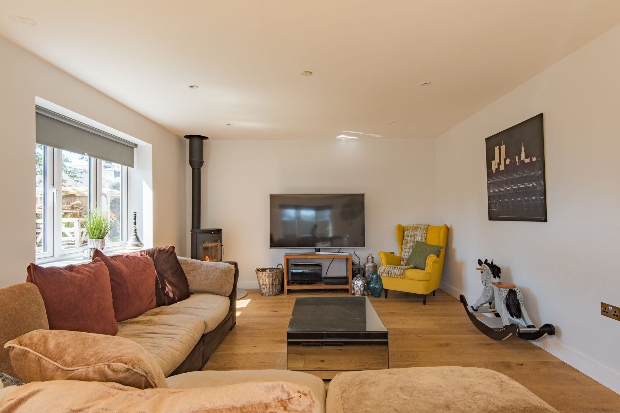 House Sandown Deal: Spacious 4-Bedroom Apartment with Seaview and Family Garden, Deal