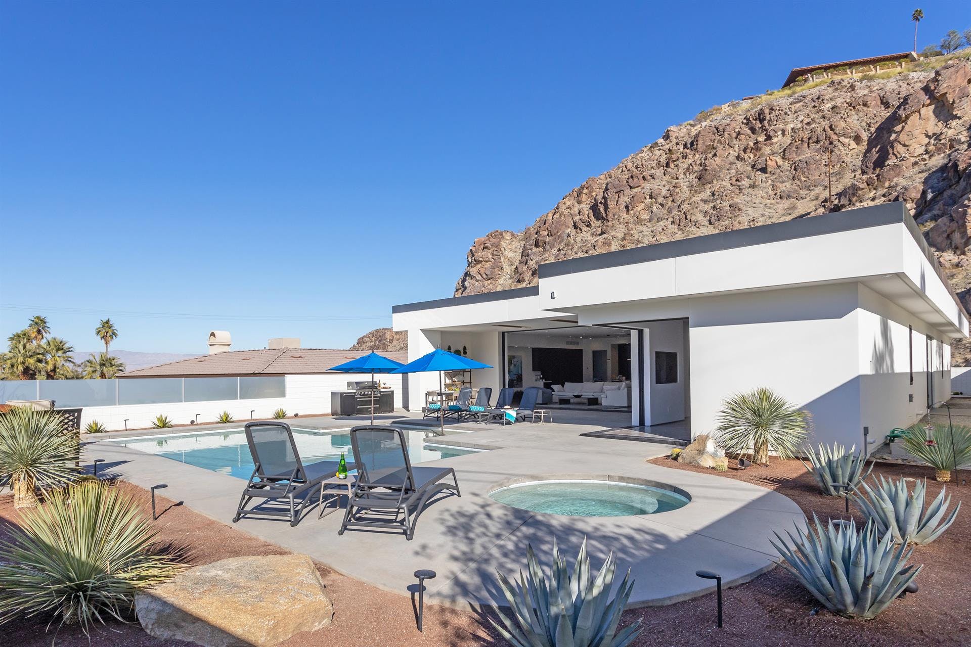 Villa Grecale Sunnylands Cathedral City: Luxury 2-Bedroom Apartment with Hot Tub, Palm Springs
