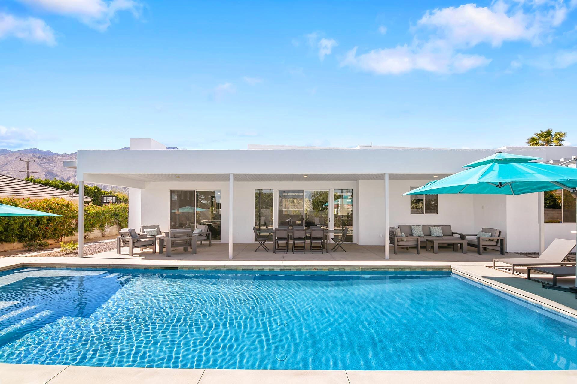 Villa Dorado Tahquitz Palm Springs: Luxury 6-Bedroom House with Pool and Hot Tub, Palm Springs