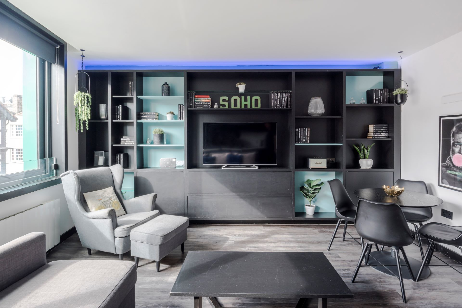 House Helm Cranbourn The West End: Charming 2-Bedroom Apartment Rental with Family Features, The West End London